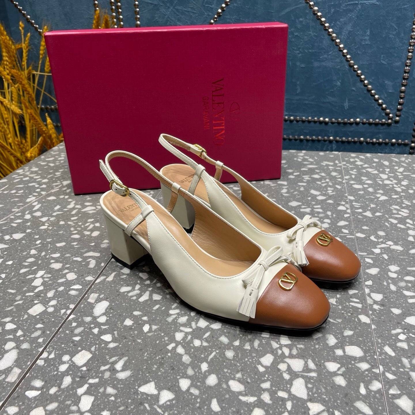 VL Garavani Valet Slingback 6cm in butter and tobacco cowhide