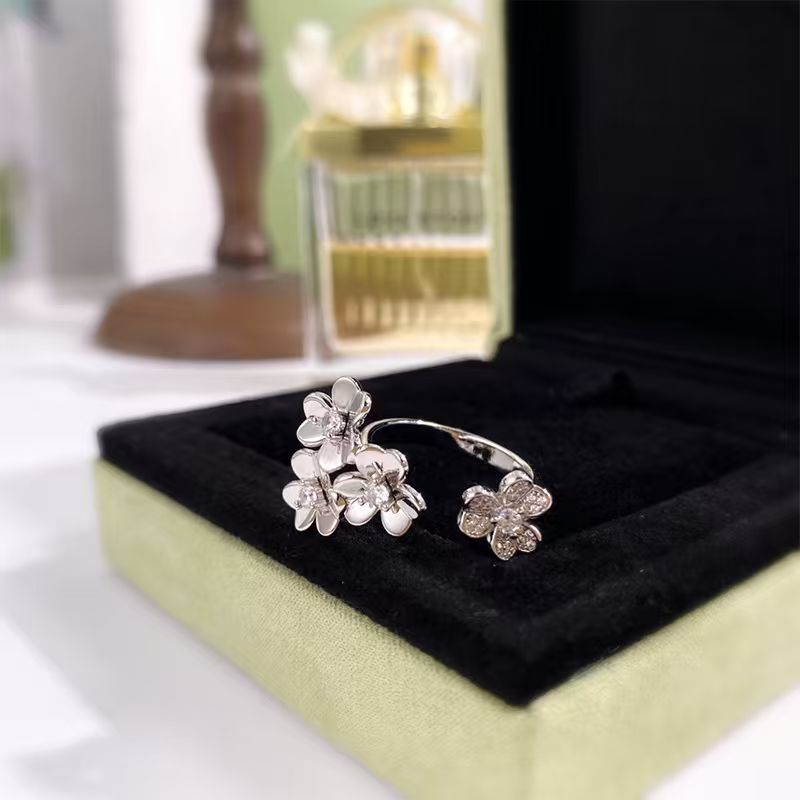 Van Cleef & Arpels Frivole Ring