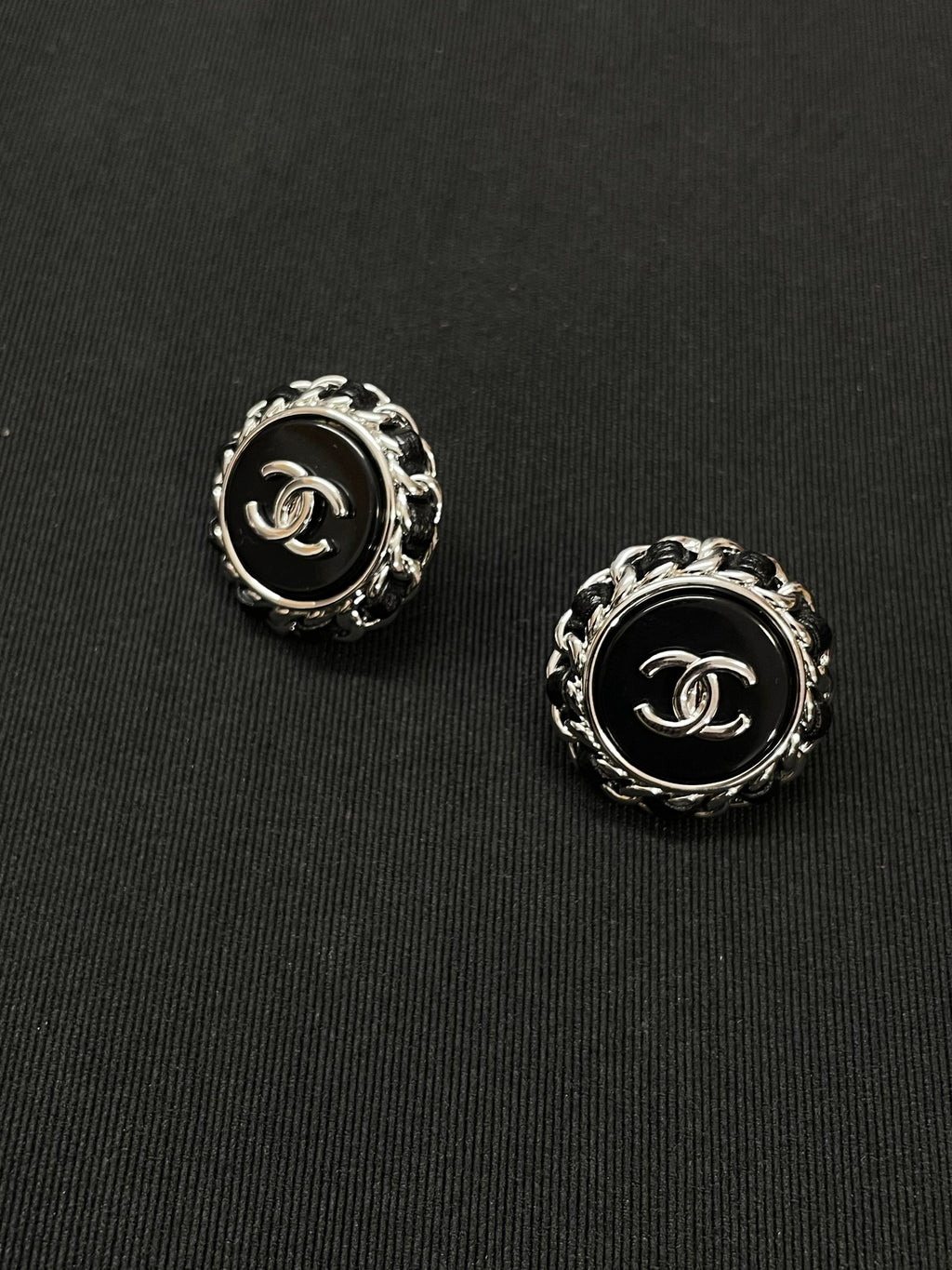 25P EARRING IN COPPER BLACK LEATHER-THREADED OVAL