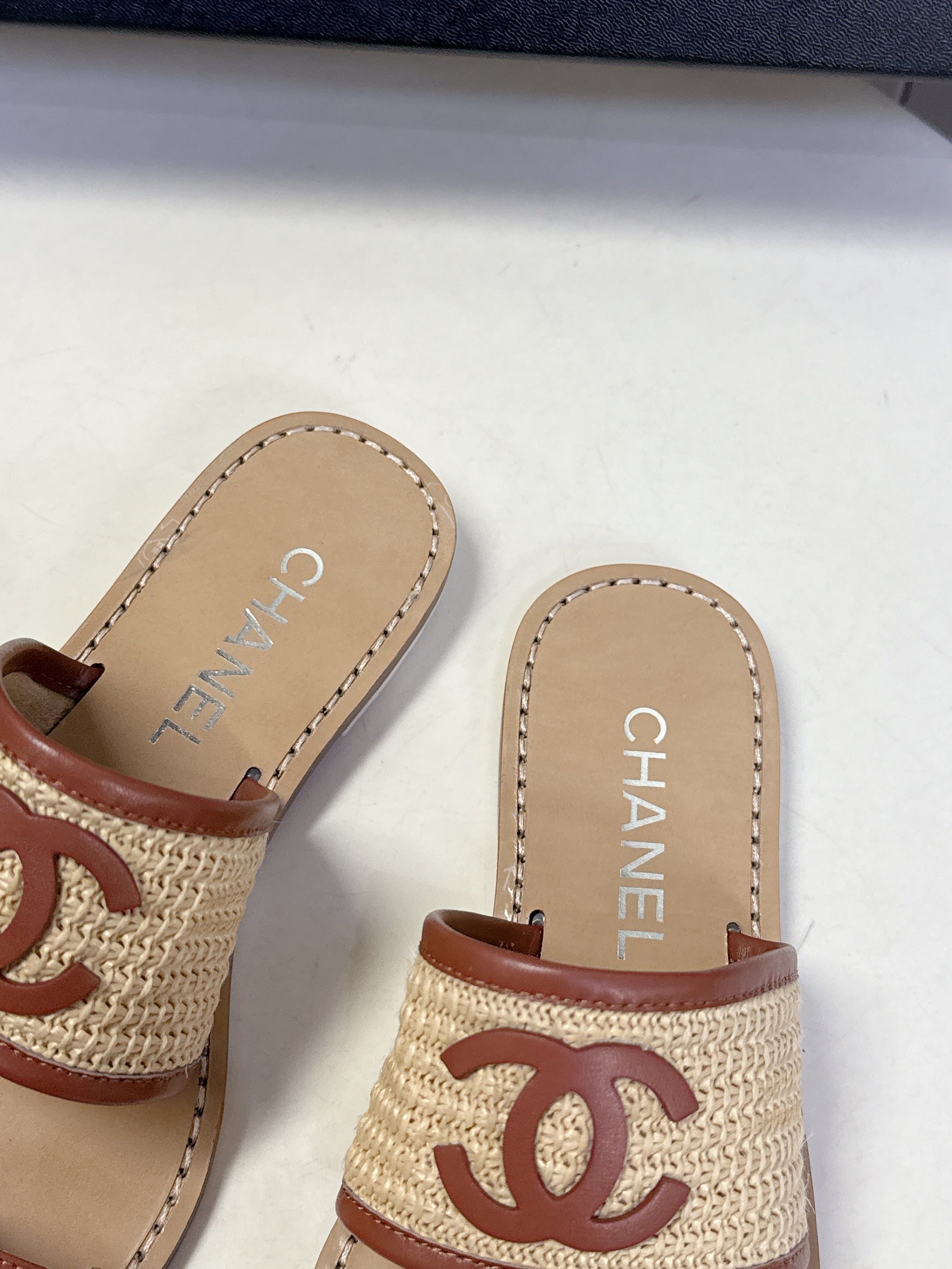 CC 2026 Open-Toe Shoes Beige Brown Sheepskin Raffia