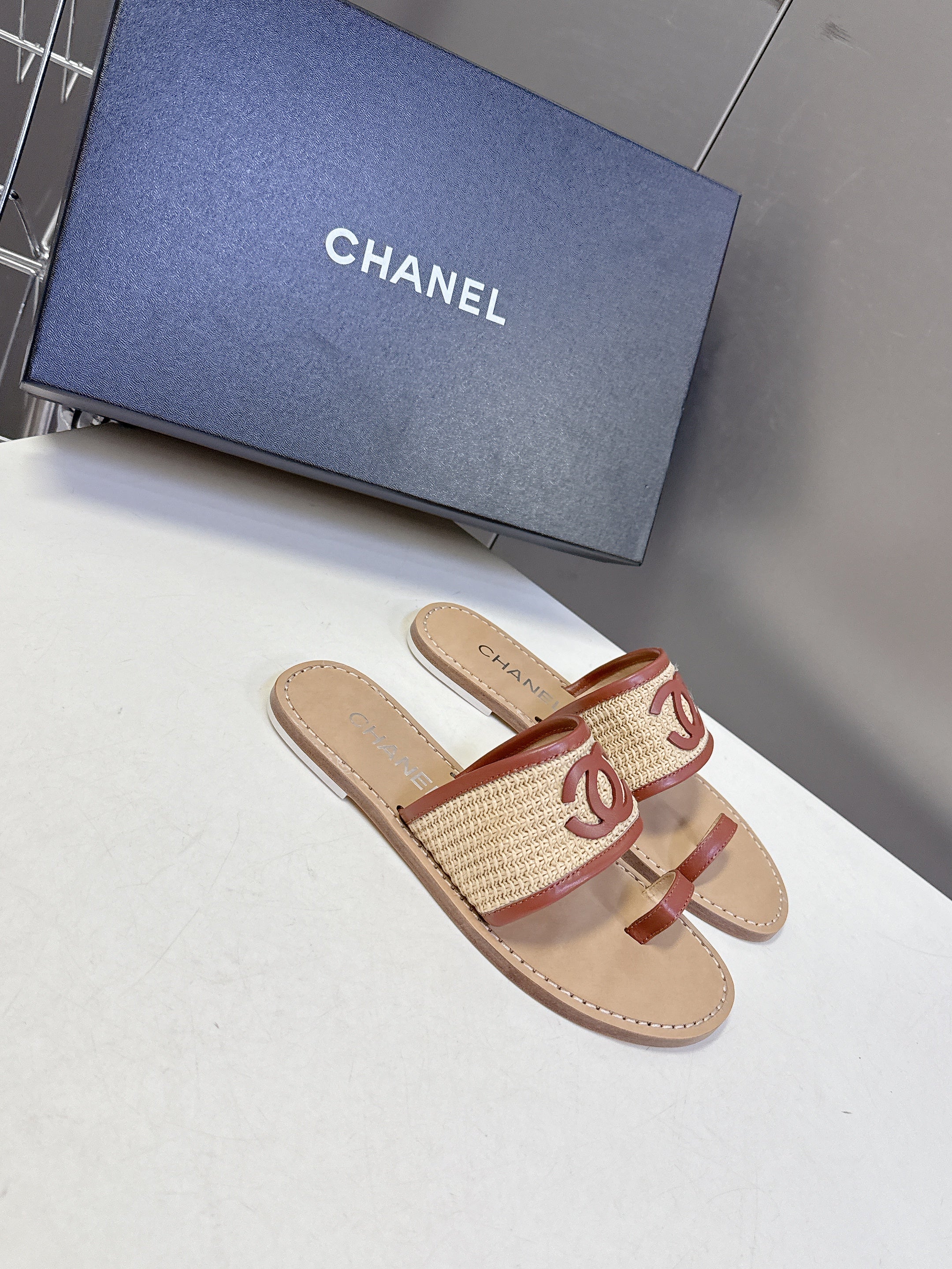 CC 2026 Open-Toe Shoes Beige Brown Sheepskin Raffia