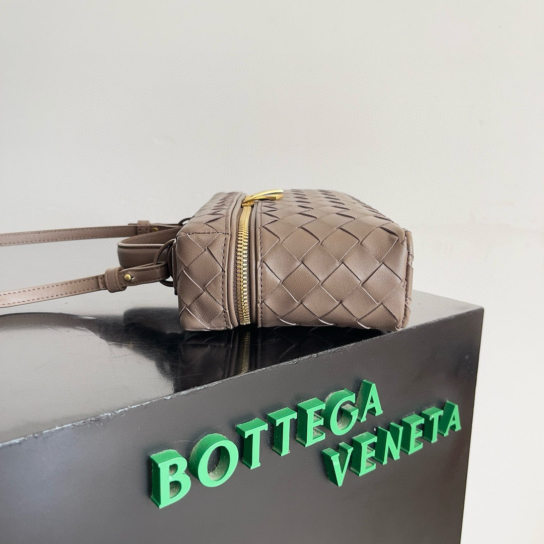 BANG BANG 22 VANITY CASE IN LIMESTONE CALFSKIN