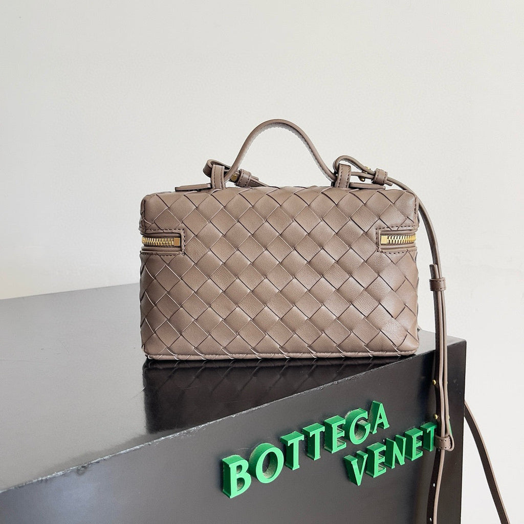BANG BANG 22 VANITY CASE IN LIMESTONE CALFSKIN