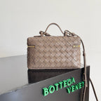 BANG BANG 22 VANITY CASE IN LIMESTONE CALFSKIN