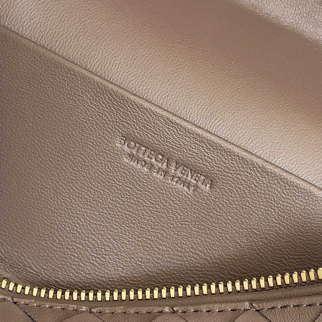 BANG BANG 22 VANITY CASE IN LIMESTONE CALFSKIN