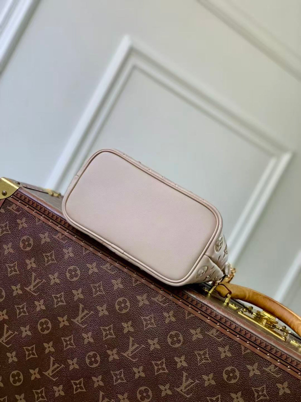 LV Coussin Bucket Bag Beige/Gray Galet Sheepskin