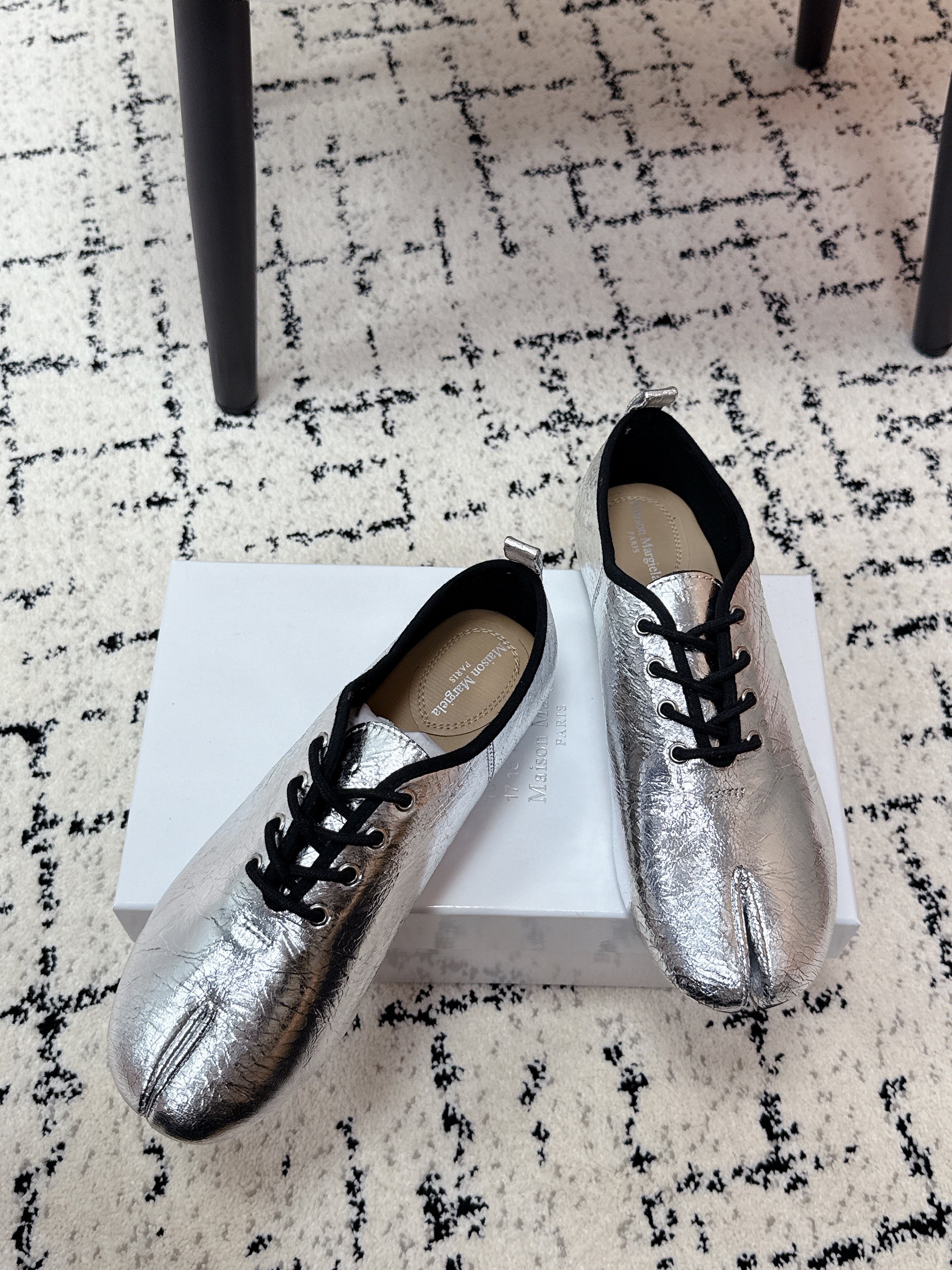 MM Tabi 6-Point Toe Lace-up Shoes Sliver Metalic Calfskin 558425