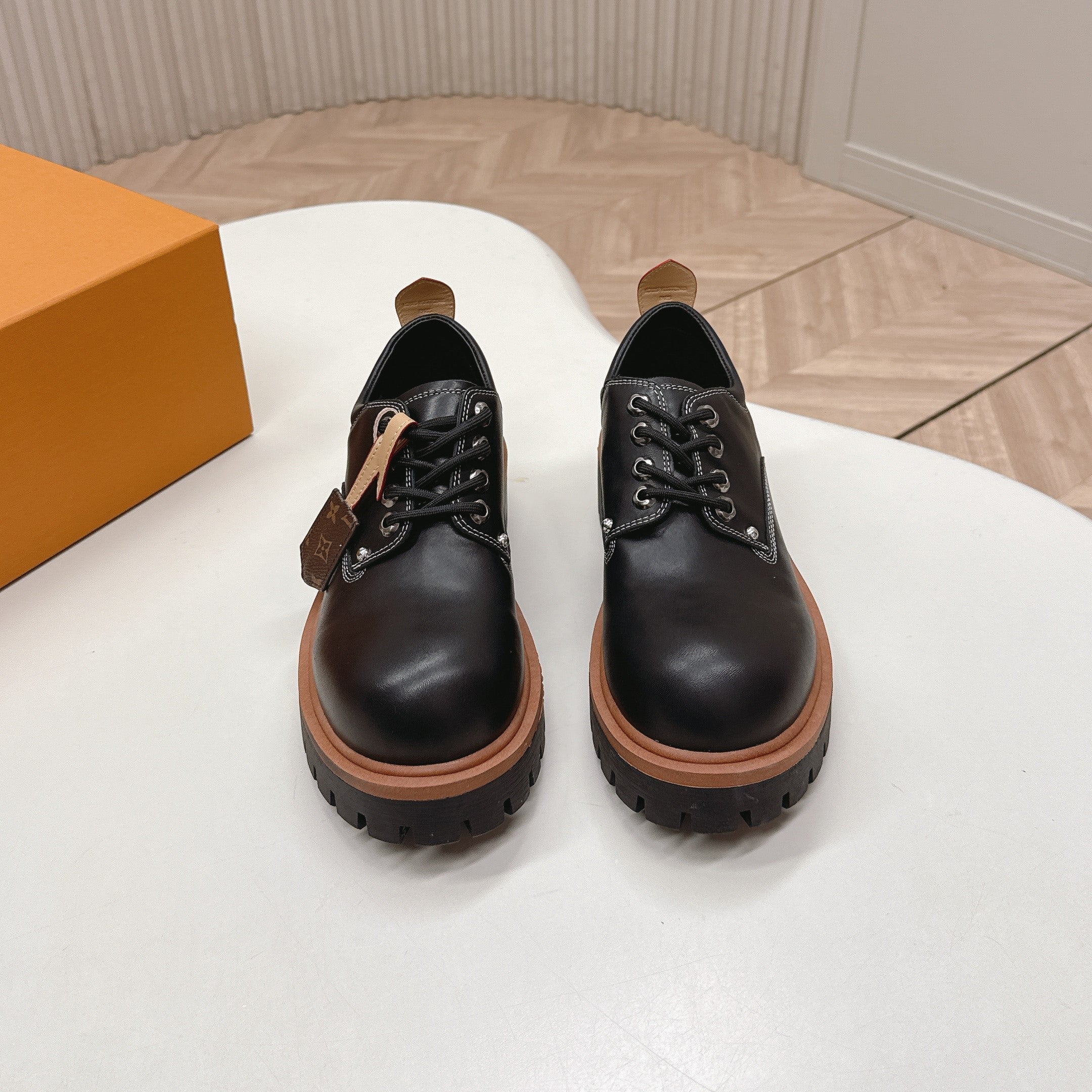 LV 26s Remix Derby Black Cowhide 595412