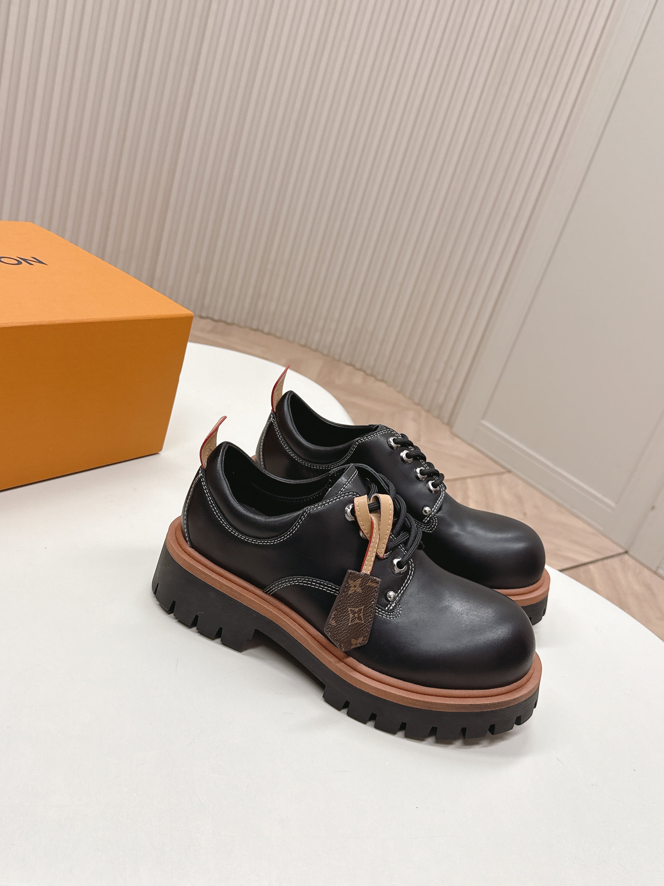 LV 26s Remix Derby Black Cowhide 595412