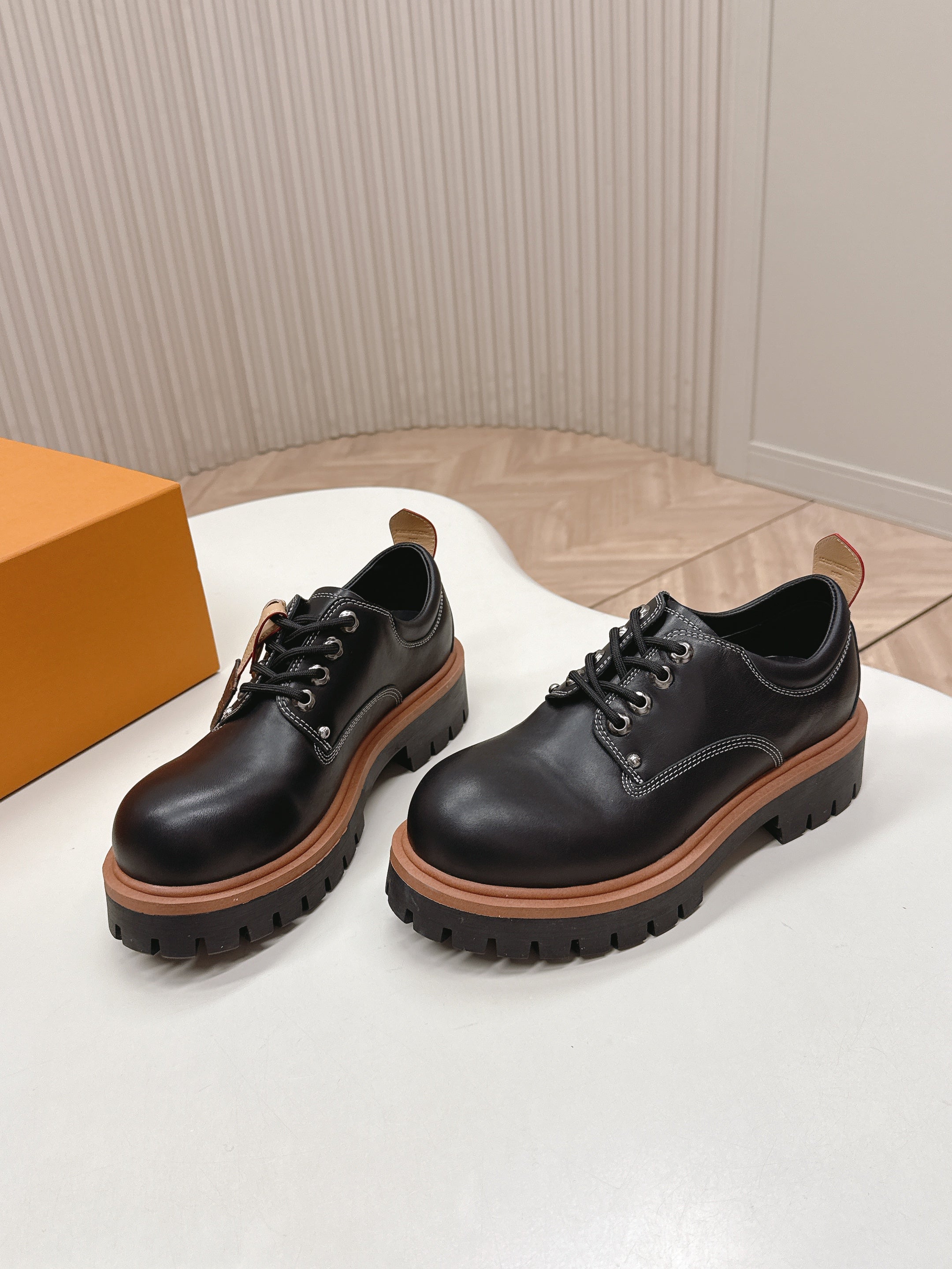 LV 26s Remix Derby Black Cowhide 595412