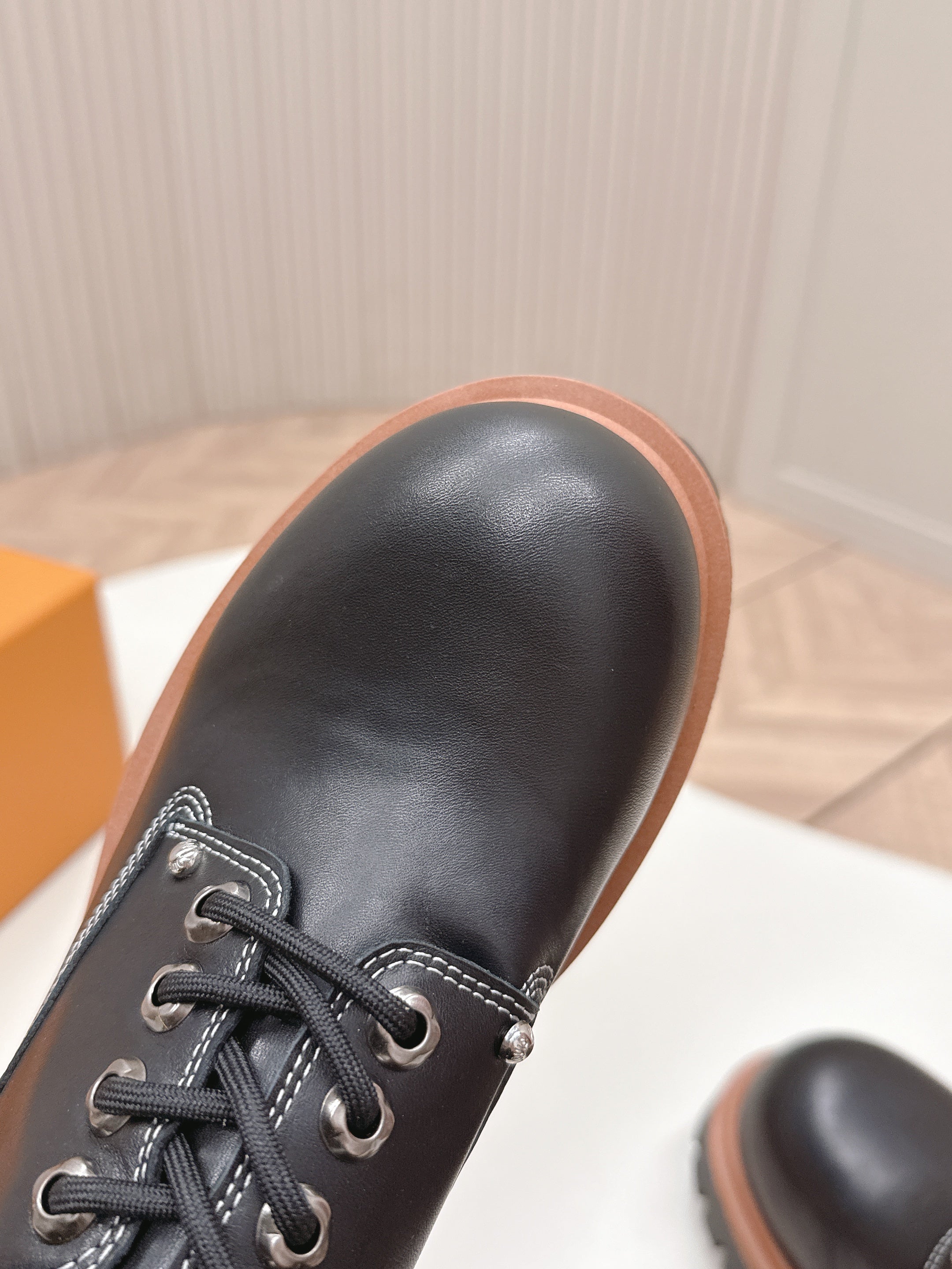 LV 26s Remix Derby Black Cowhide 595412