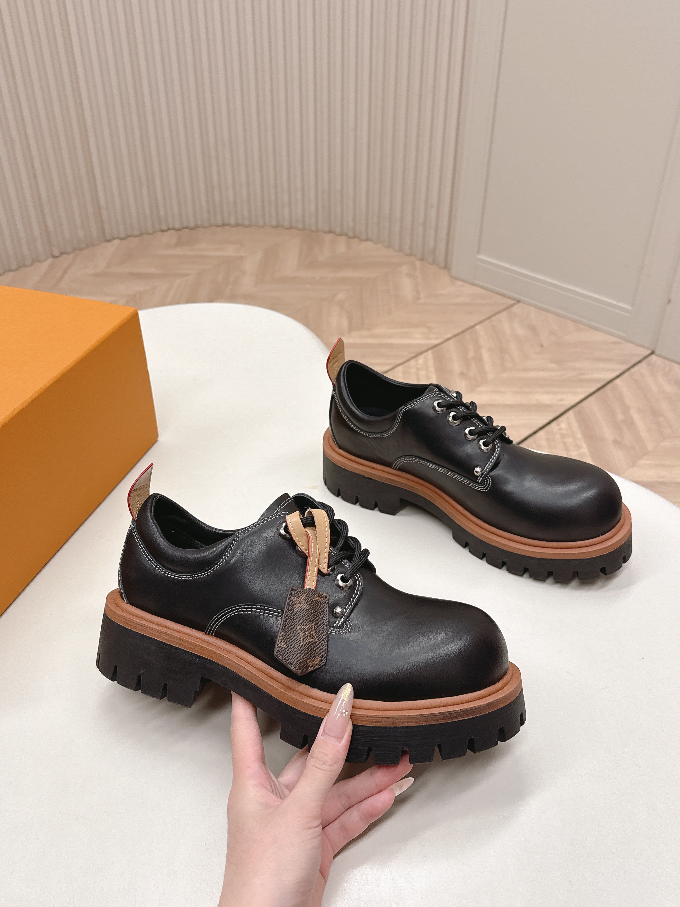 LV 26s Remix Derby Black Cowhide 595412