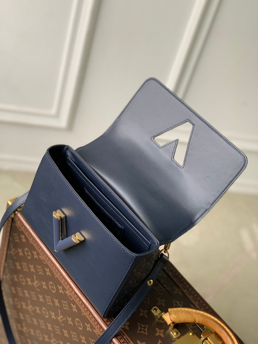 Twist MM Slim 23cm Dark Blue Calfskin 251410