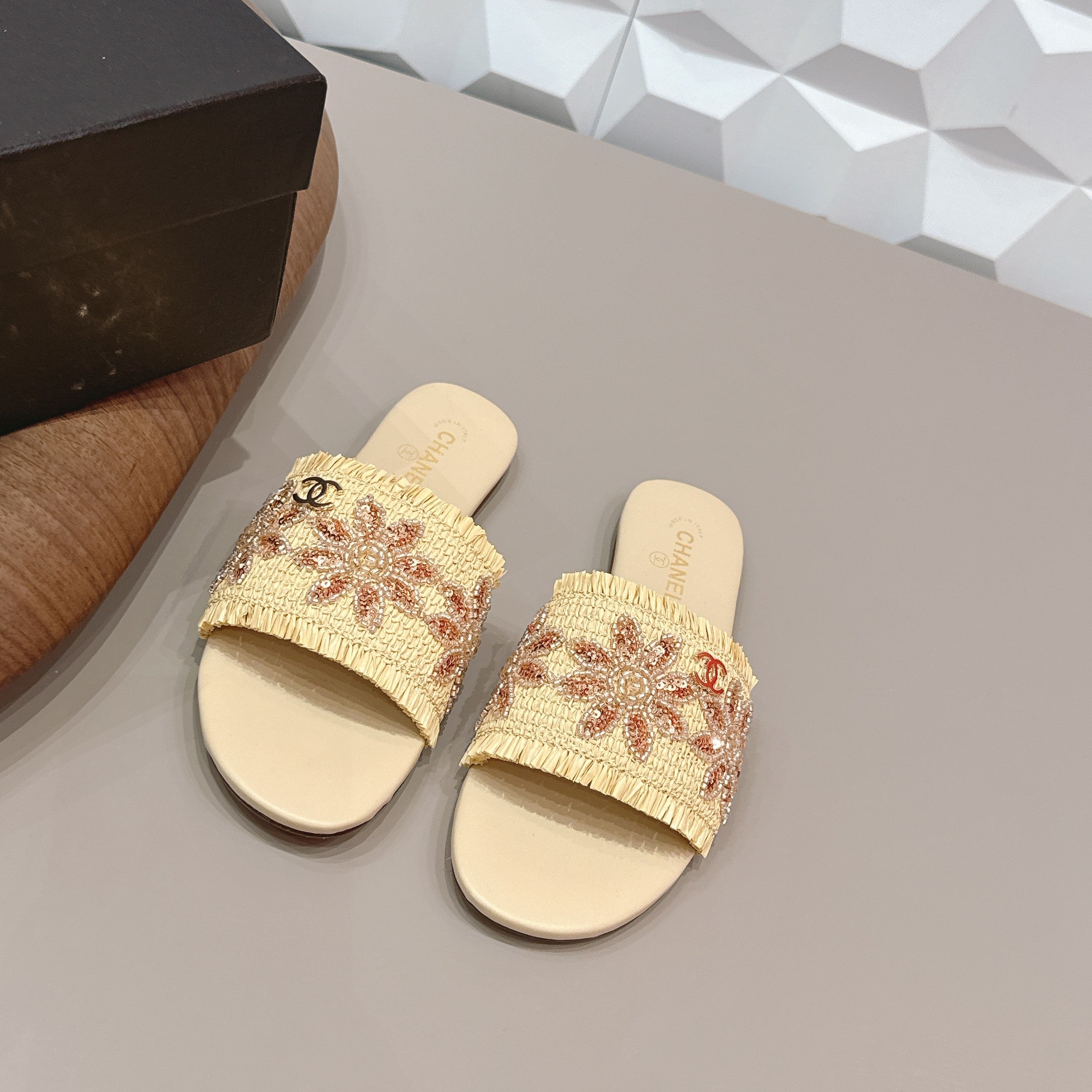 CC 26s Flat Sandals Beige Straw Leather 613265