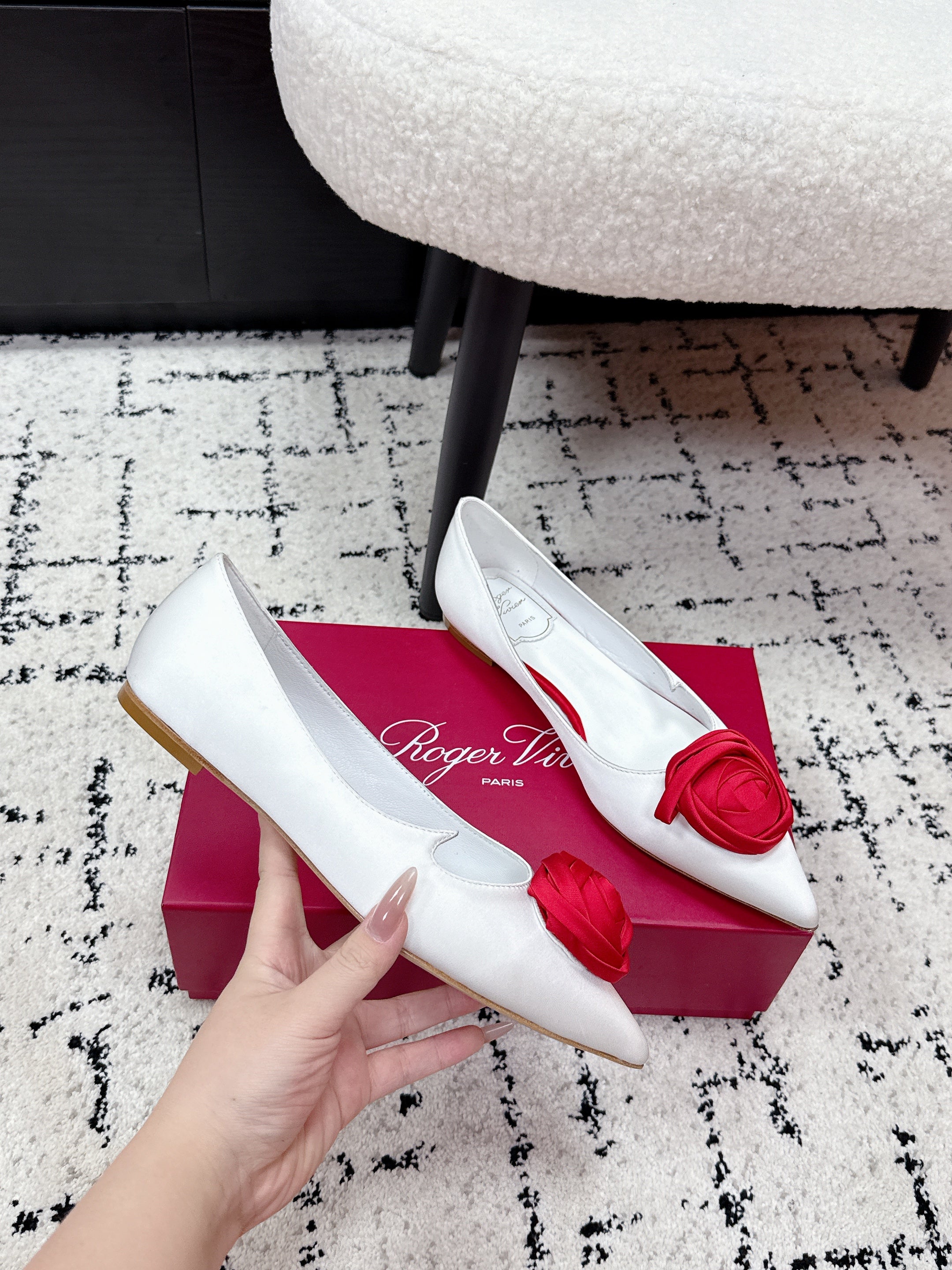 RV Rose Vivier Flower Slingback Flat White Red Satin 617288