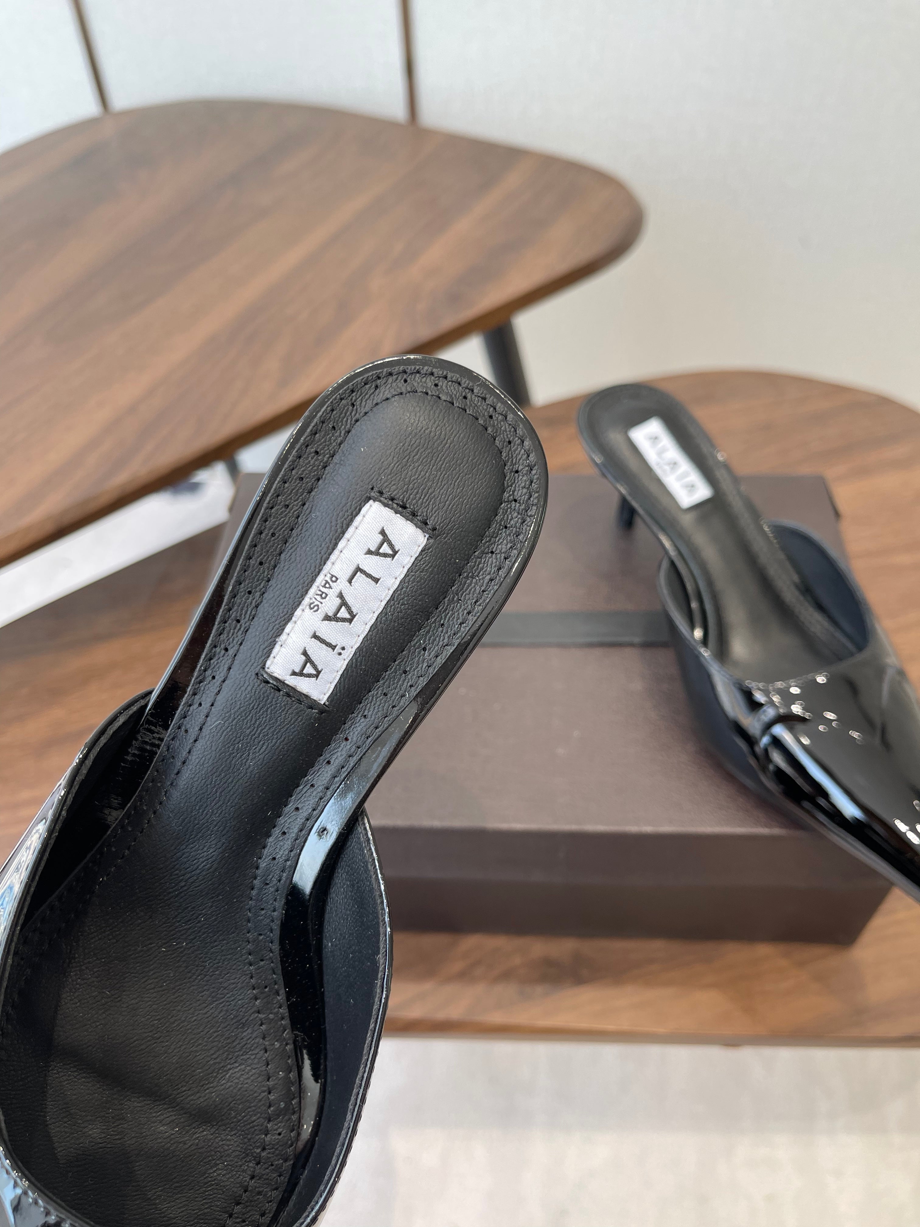 Alaia 26  Pointed-toe Mules 50 Black Patent Leather 624912