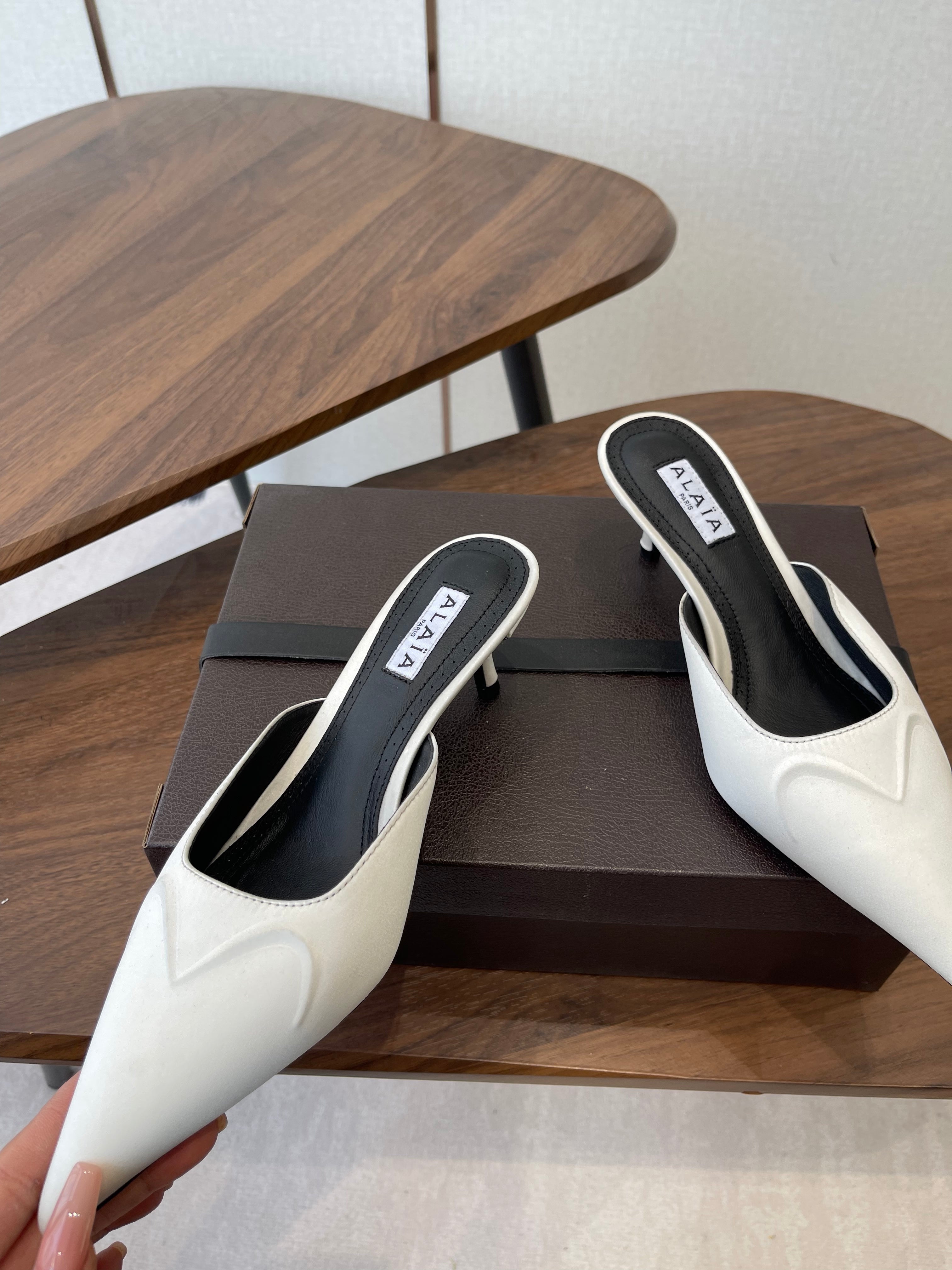 Alaia 26  Pointed-toe Mules 50 White Black Sheepskin 624913