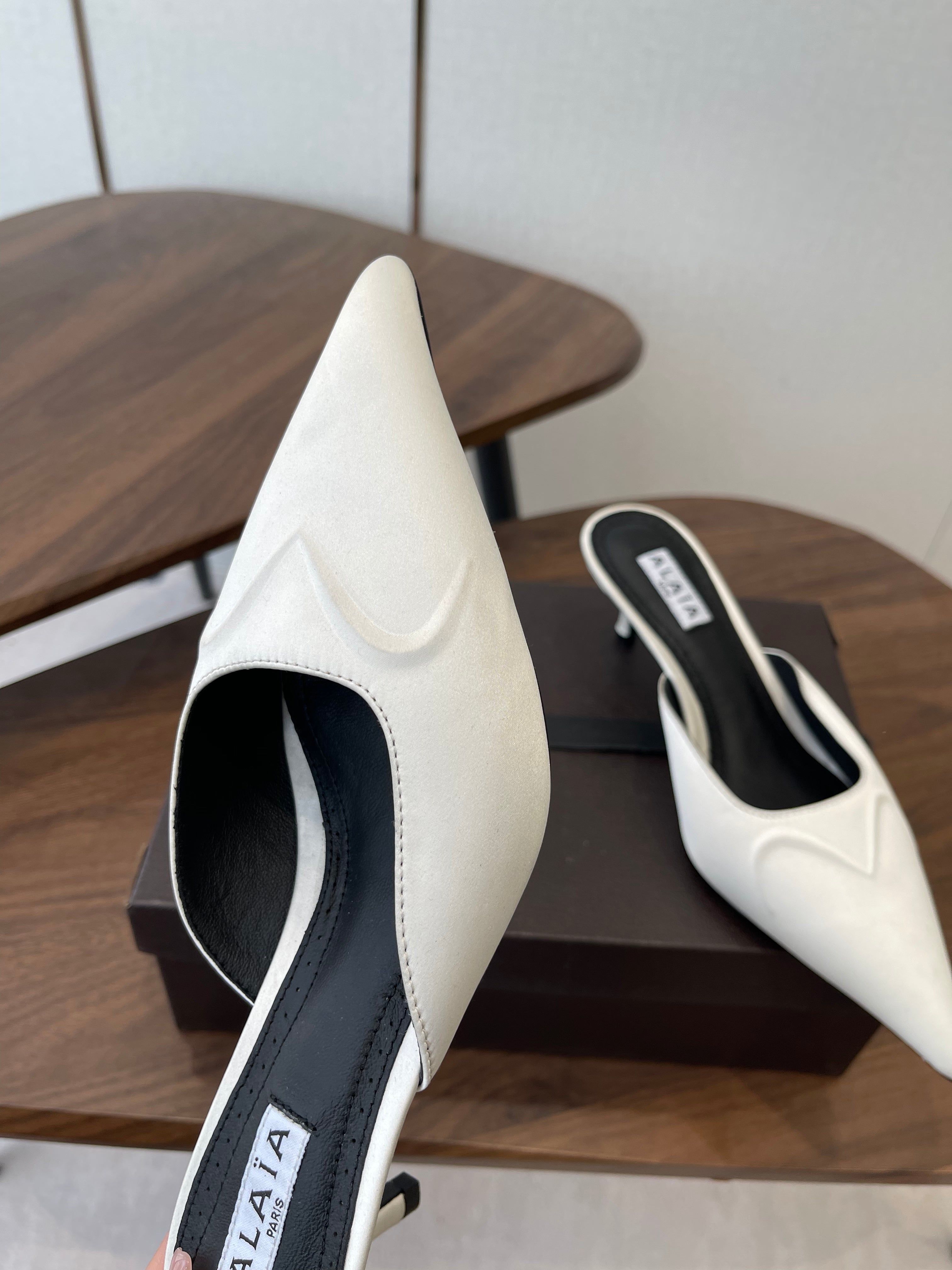 Alaia 26  Pointed-toe Mules 50 White Black Sheepskin 624913