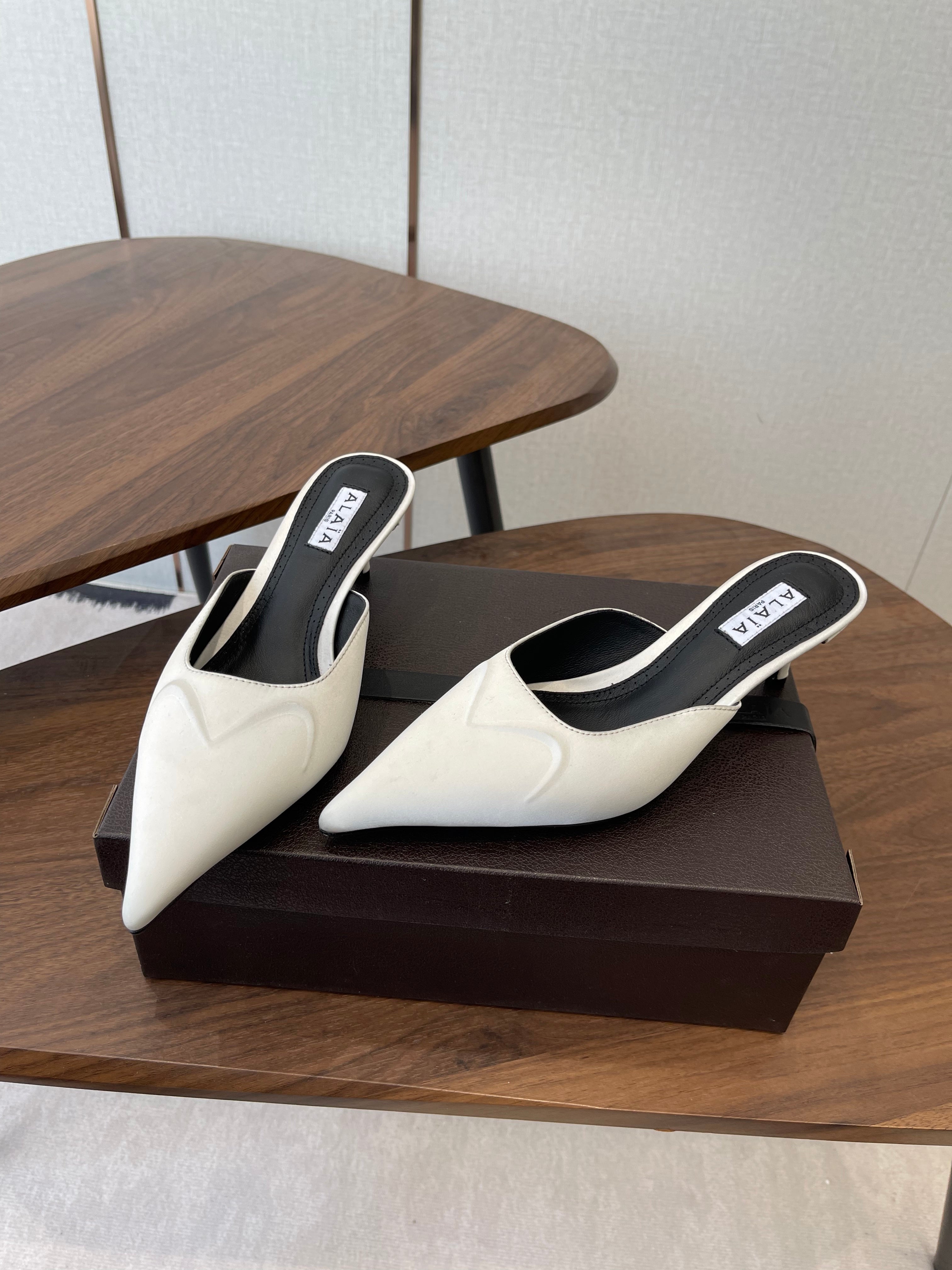 Alaia 26  Pointed-toe Mules 50 White Black Sheepskin 624913