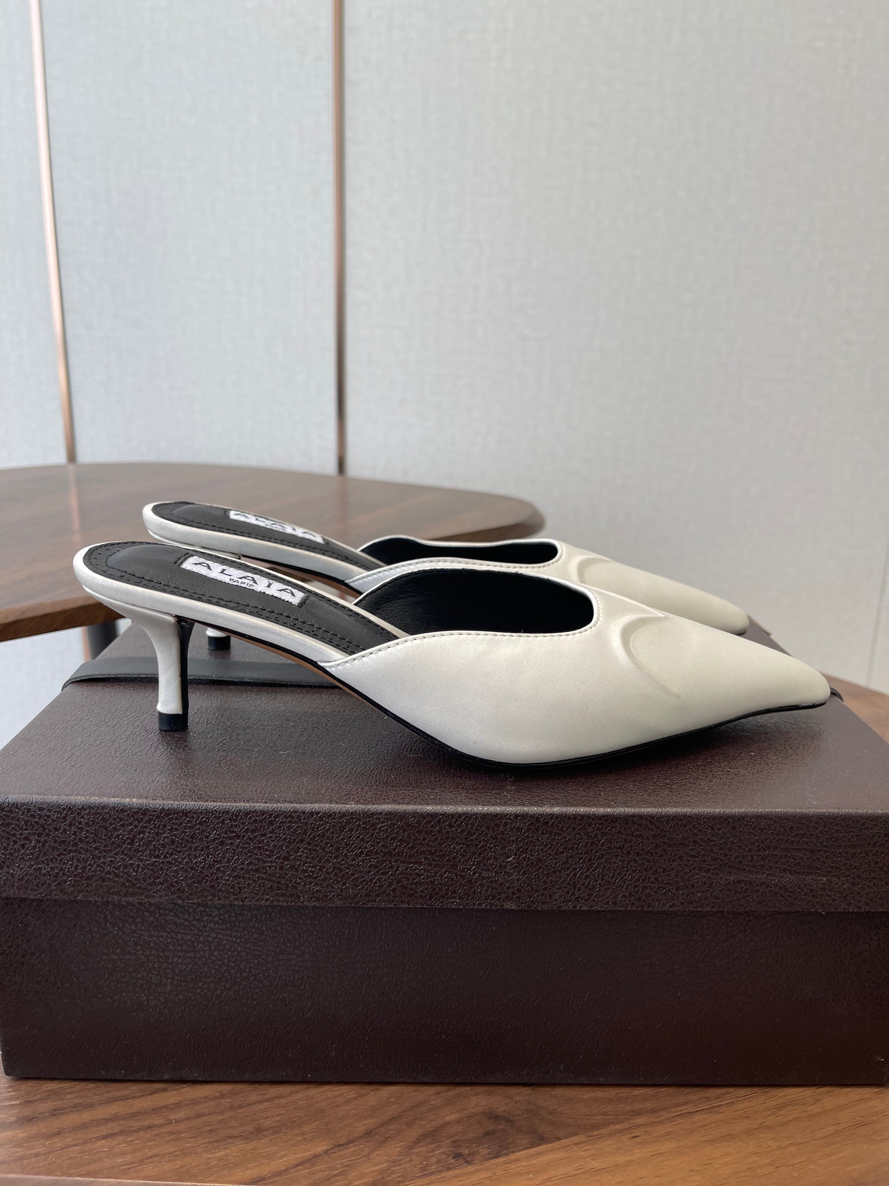 Alaia 26  Pointed-toe Mules 50 White Black Sheepskin 624913