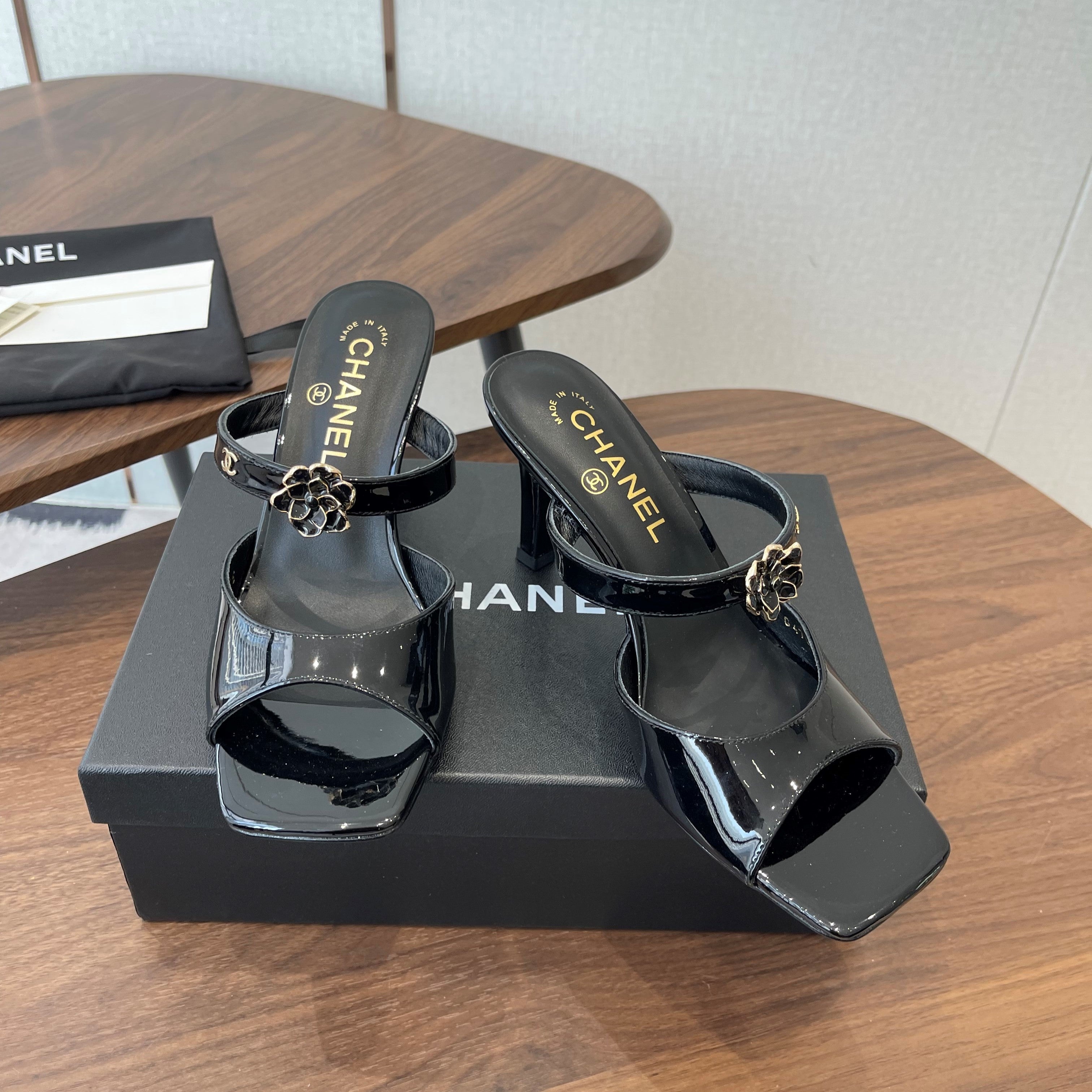 CC 26s Camellia Sandals 8cm Black Patent Leather 624226