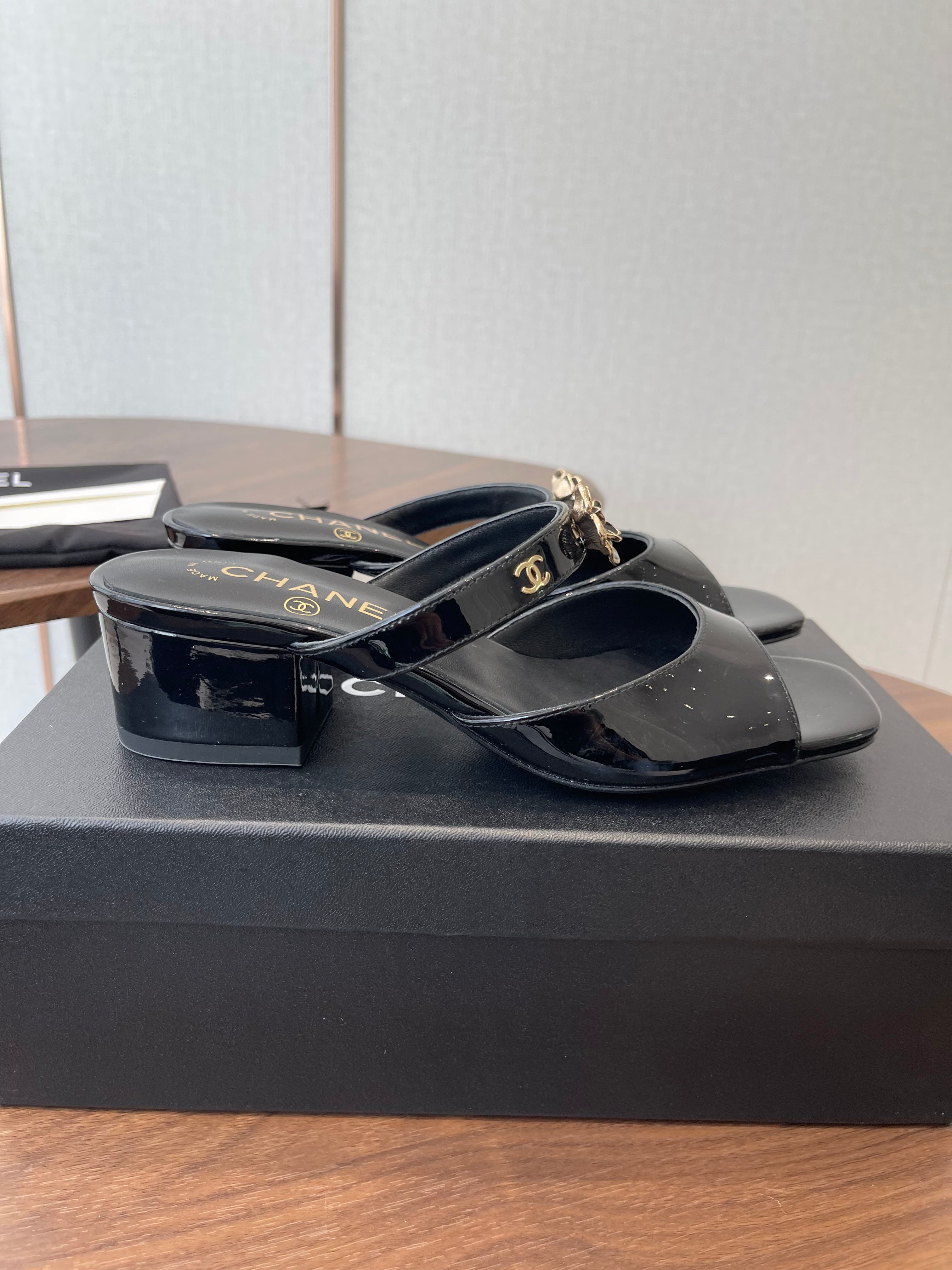 CC 26s Camellia Sandals 4.5cm Black Patent Leather 624228
