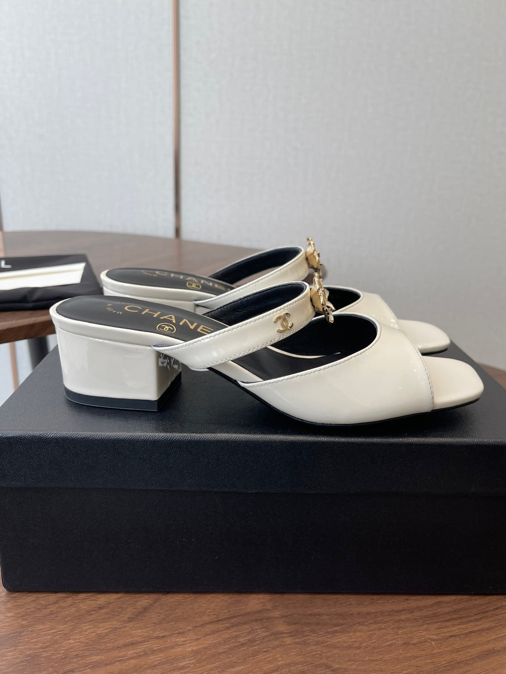 CC 26s Camellia Sandals 4.5cm White Patent Leather 624229
