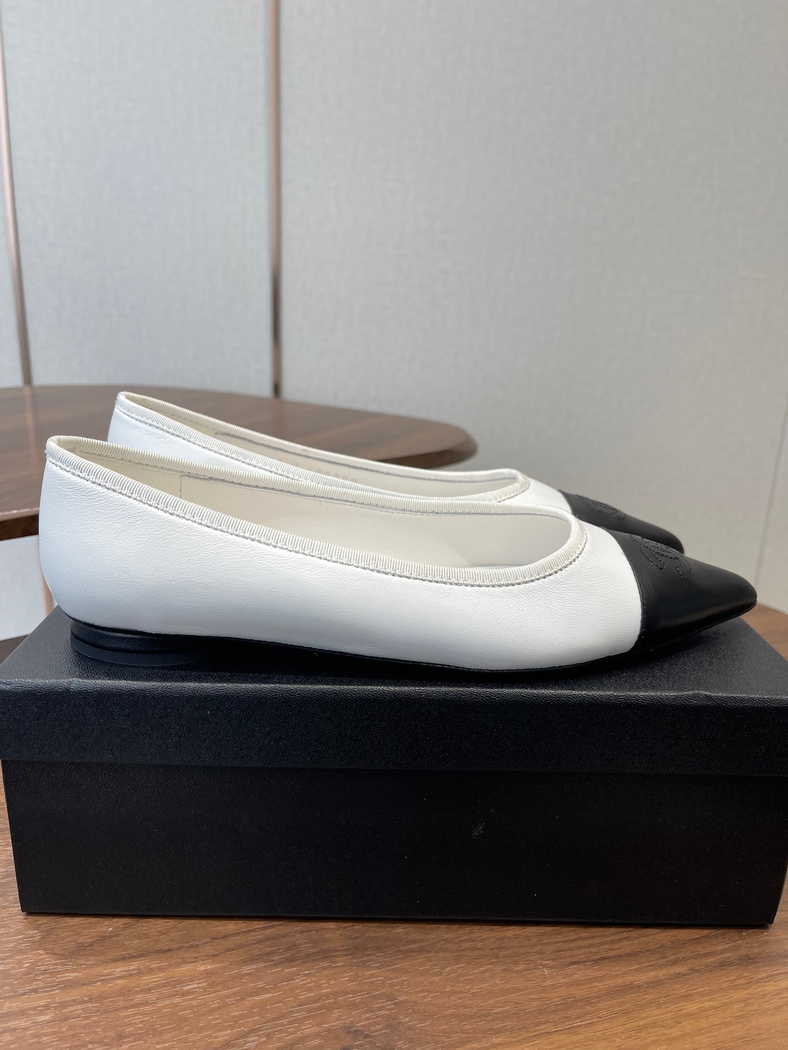 CC 26s Ballet Flats White Black Lambskin 624239