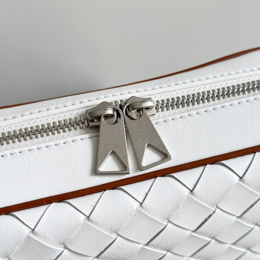 BV 25 Small Intrecciato Camera Bag 24.5cm White Cowhide HW