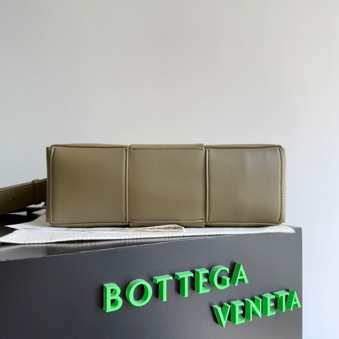 BV 25 Arco Camera Bag 28cm Algae Leather