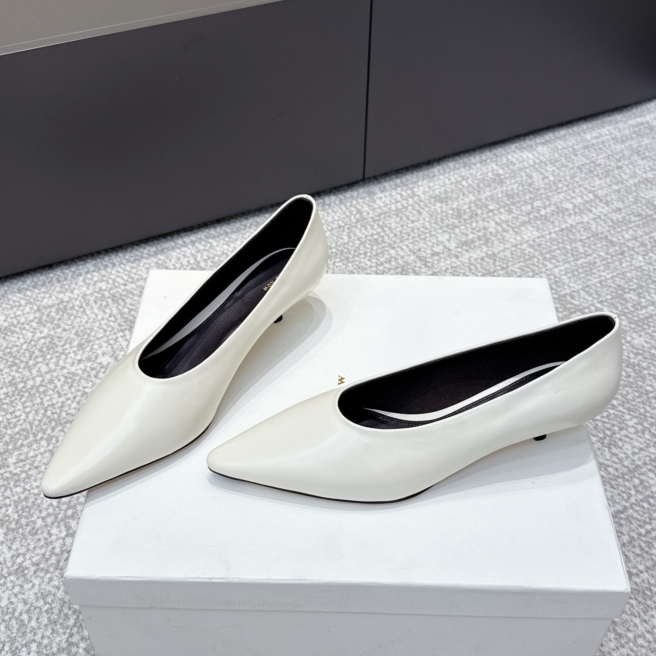 The Row 25ss TR Kitten heel Pointed Toe Shoes 35mm White Sheepskin451303