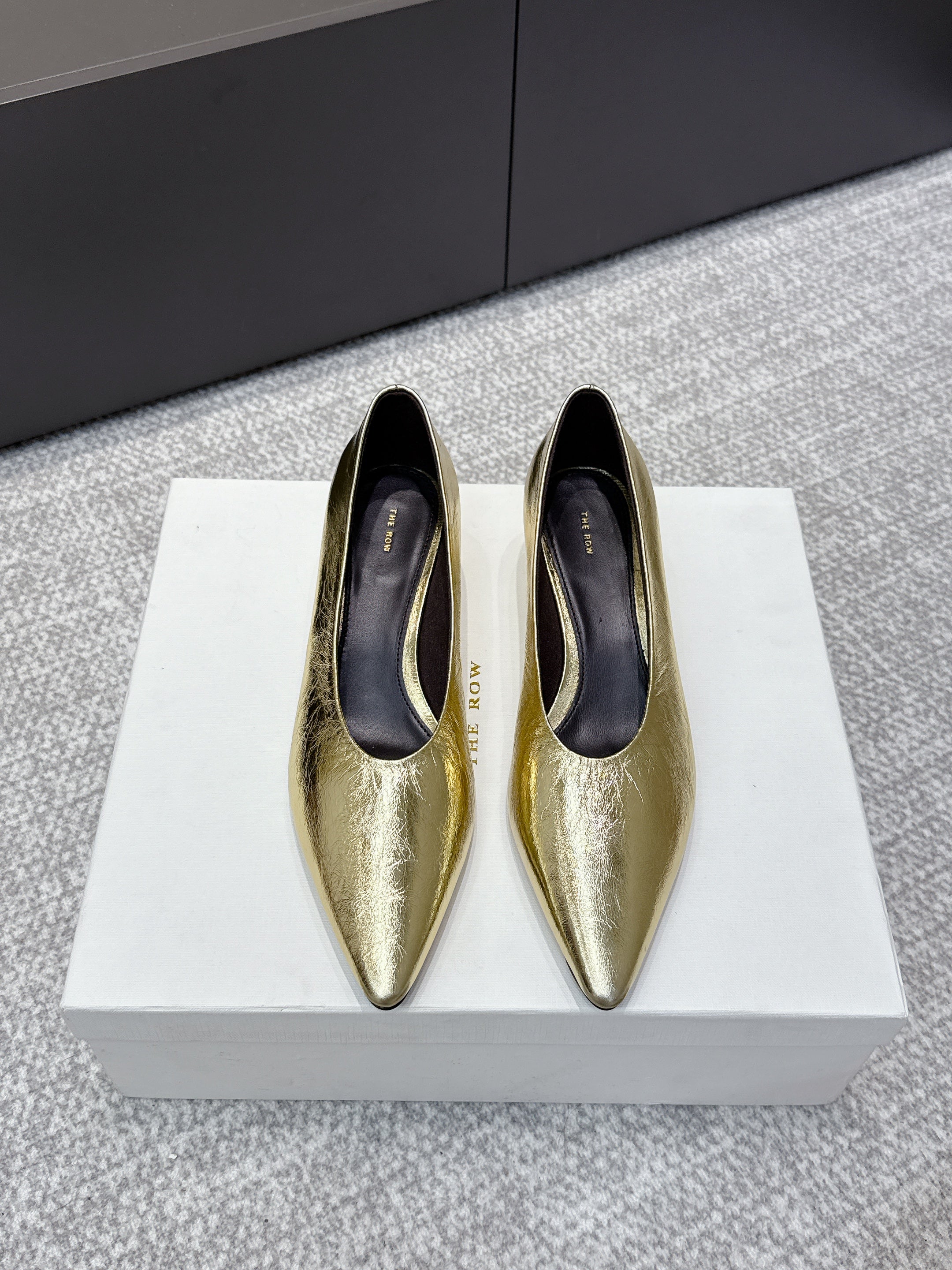 The Row 25ss TR Kitten heel Pointed Toe Shoes 35mm Gold Metallic Sheepskin 451306