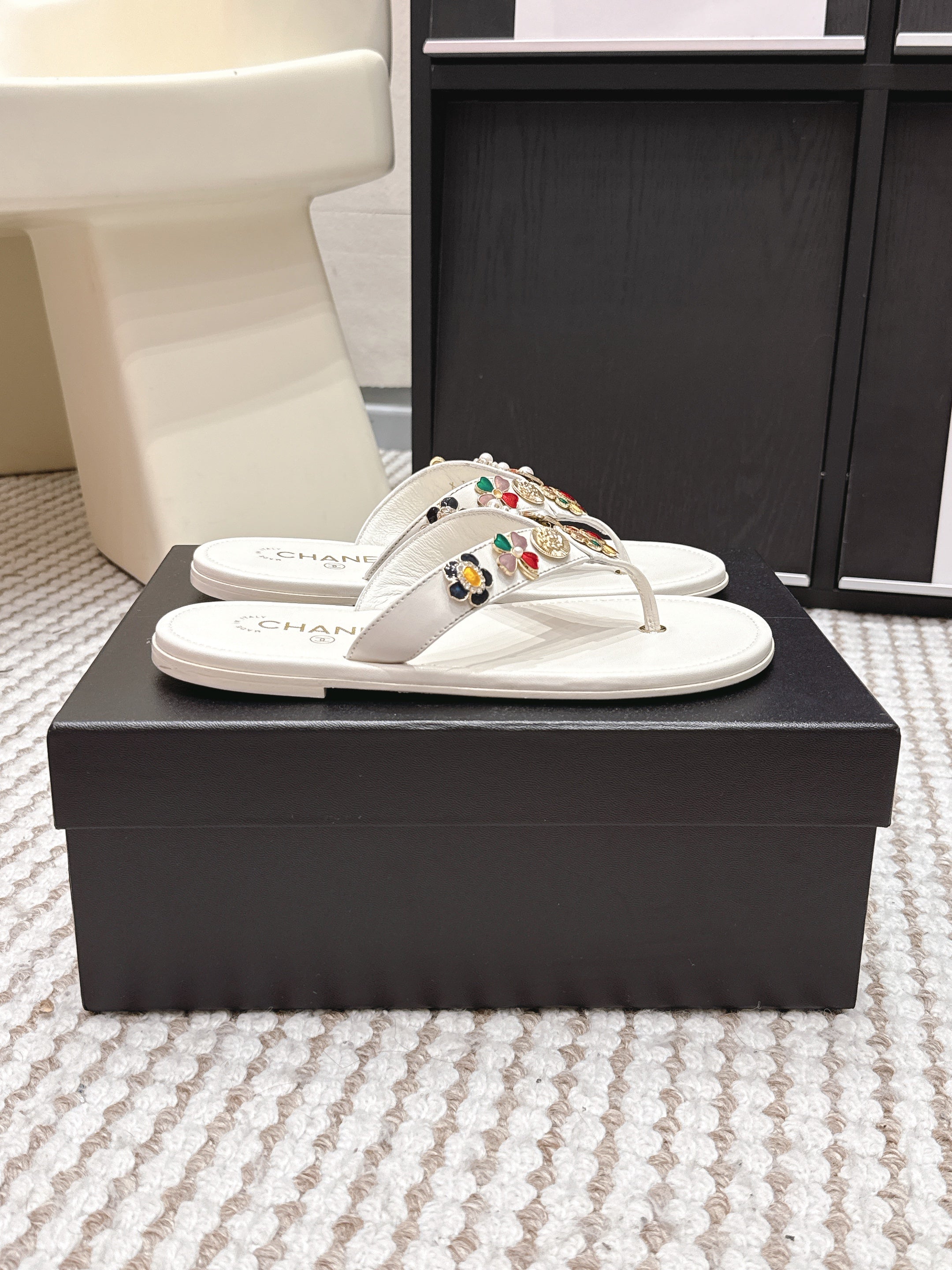 CC 26s Flip-Flop White Sheepskin 632363