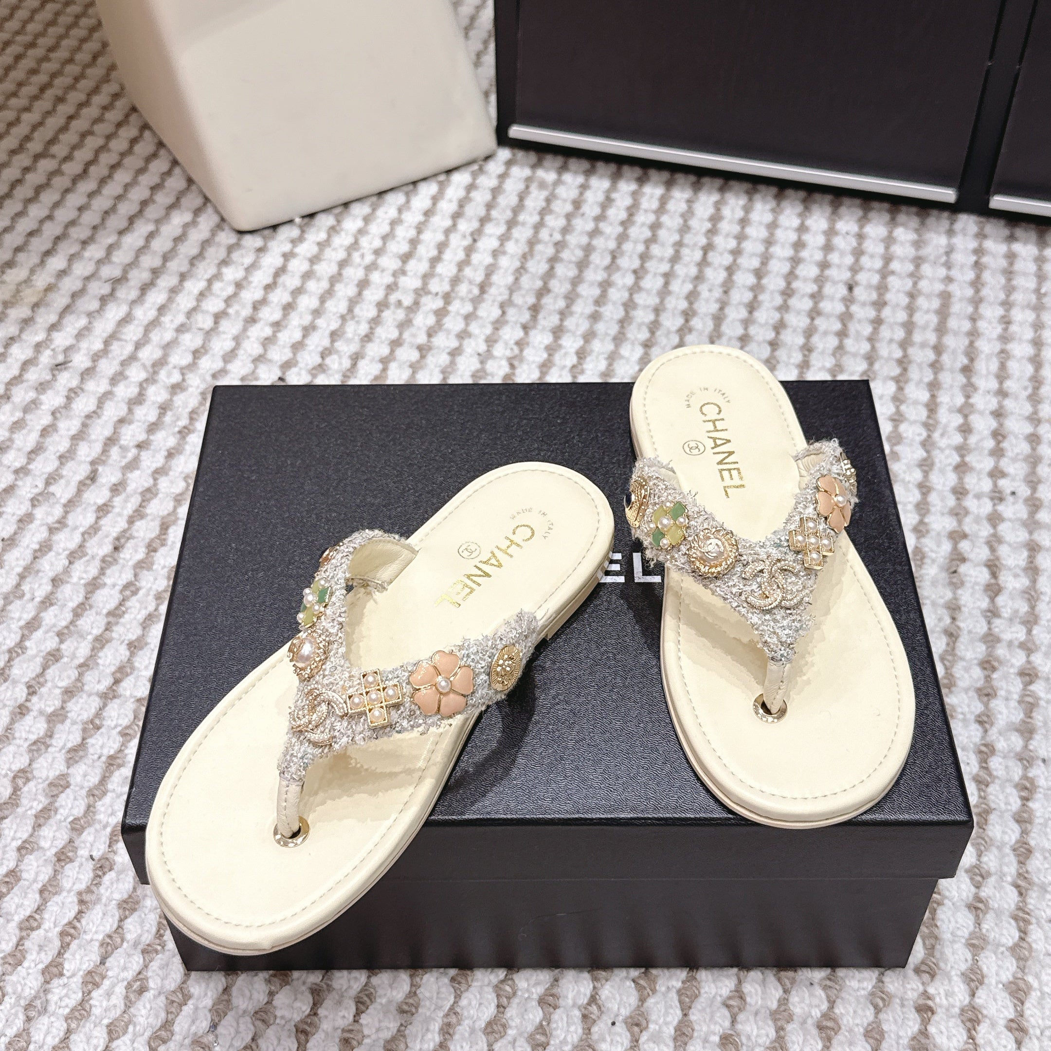 CC 26s Flip-Flop Beige With Multicolor Tweed Sheepskin 632365