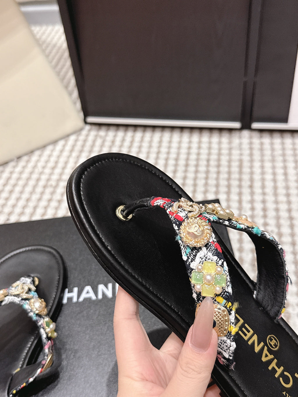 CC 26s Flip-Flop Black With Multicolor Tweed Sheepskin 632366