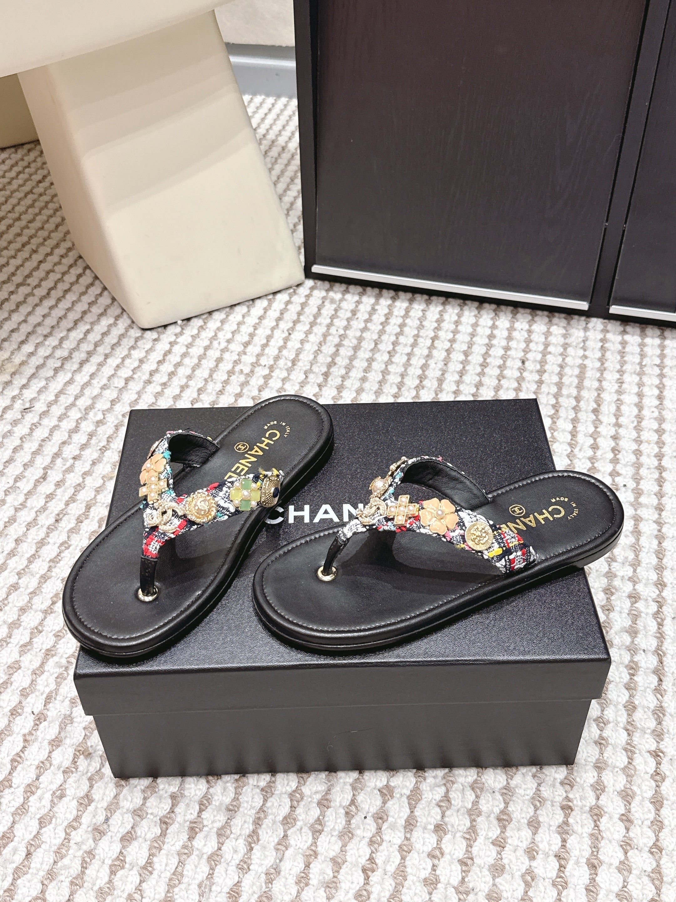 CC 26s Flip-Flop Black With Multicolor Tweed Sheepskin 632366