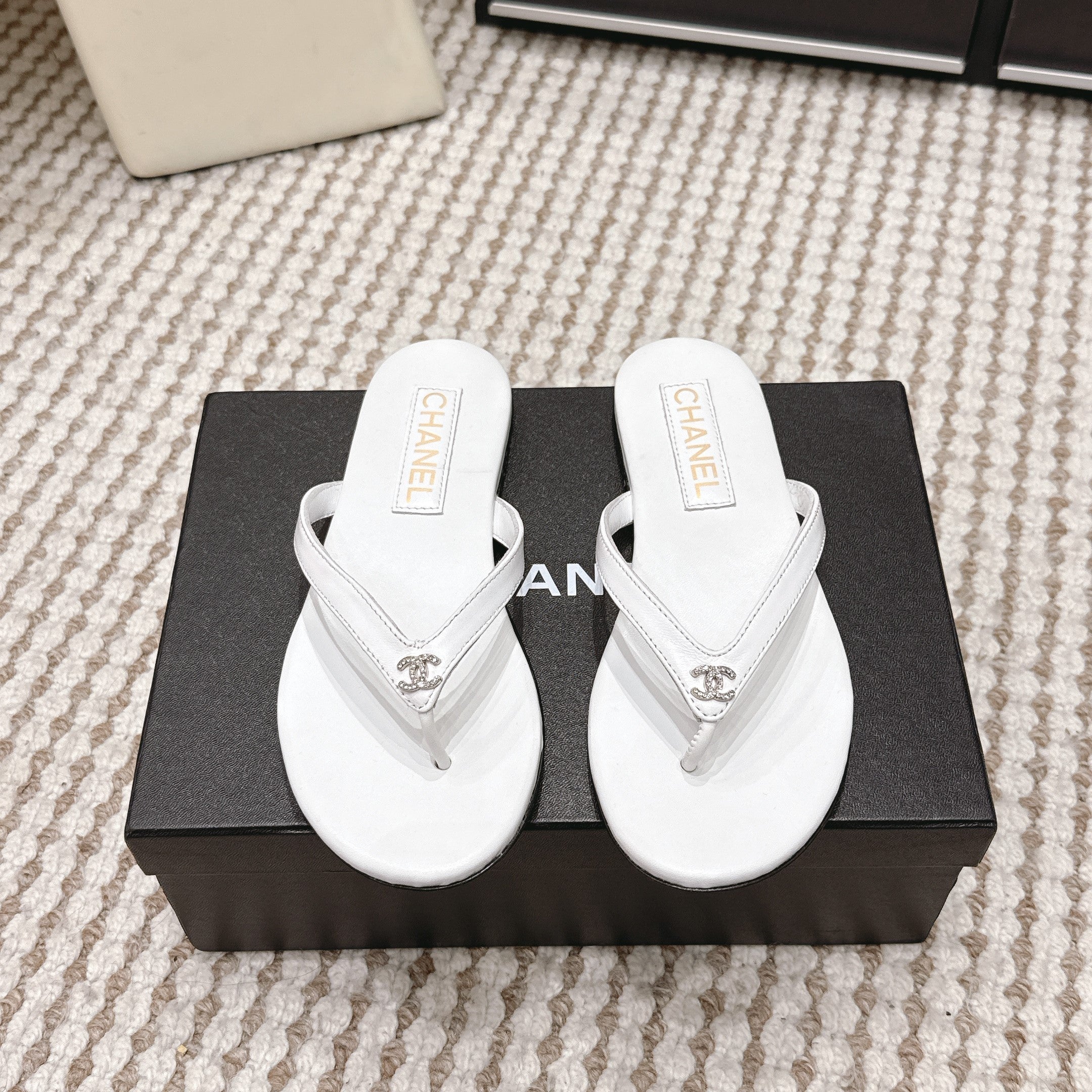 CC 26ss Flip-Flops White Sheepskin 653597