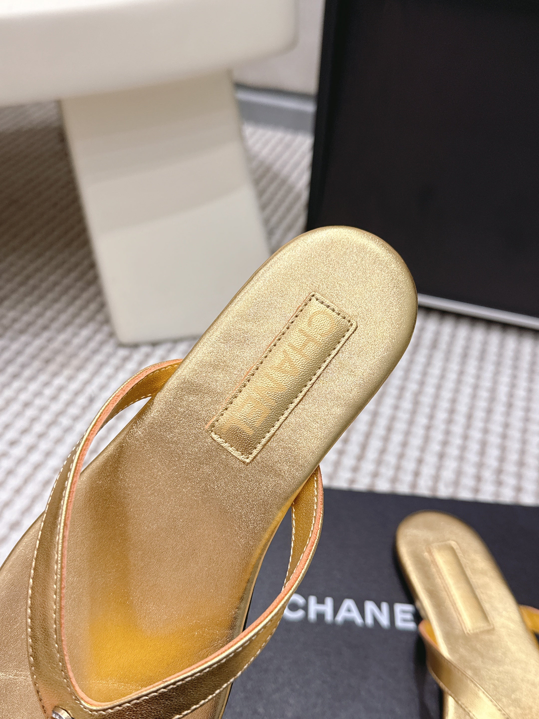 CC 26ss Flip-Flops Gold Metalic Sheepskin 653600