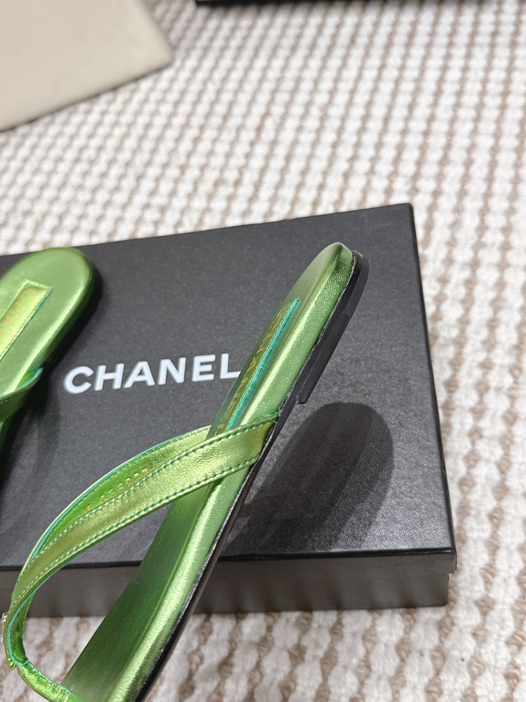 CC 26ss Flip-Flops Green Metalic Sheepskin 653602