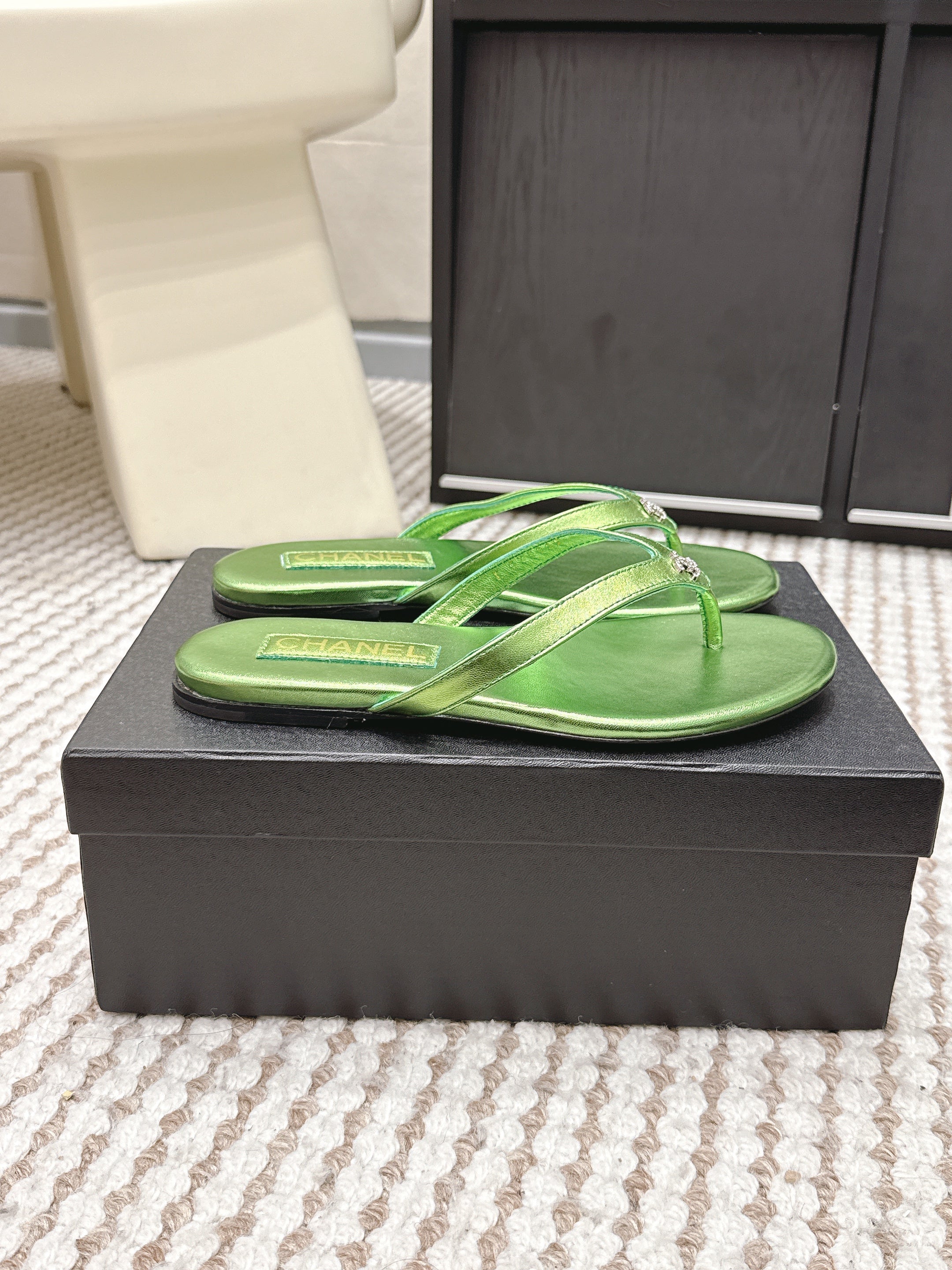 CC 26ss Flip-Flops Green Metalic Sheepskin 653602