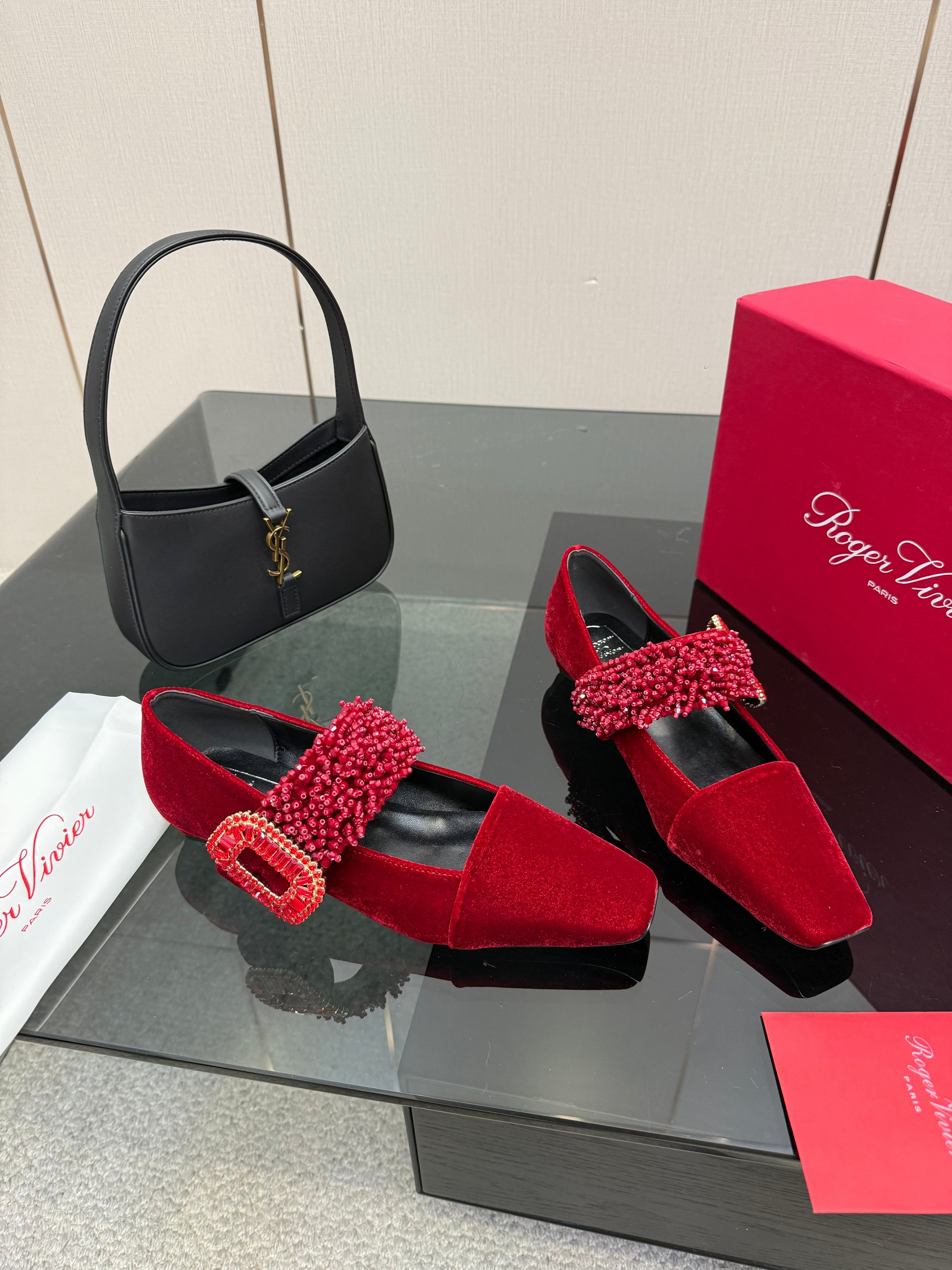 RV Belle Vivier Mary Janes Red Velvet 629887