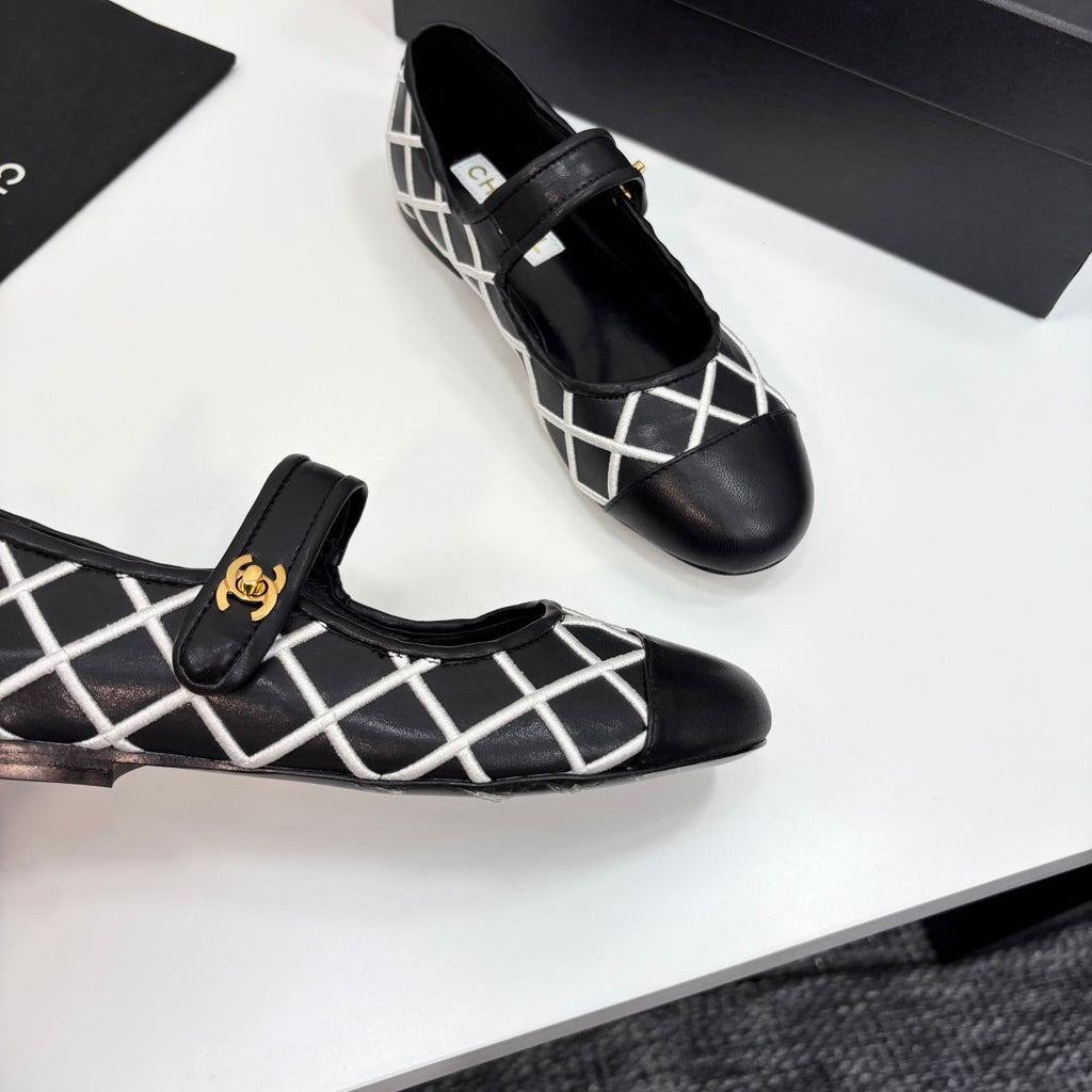 CC 25 Mary Jane White Black Quilted Calfskin