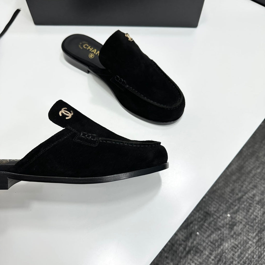 CC SS 2026 Pre Loafer Sandal Black Suede 630502
