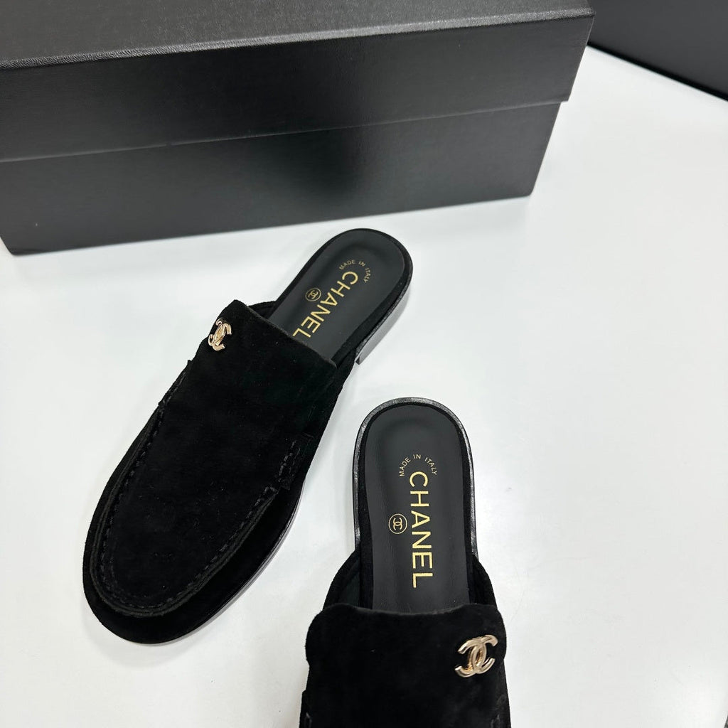 CC SS 2026 Pre Loafer Sandal Black Suede 630502