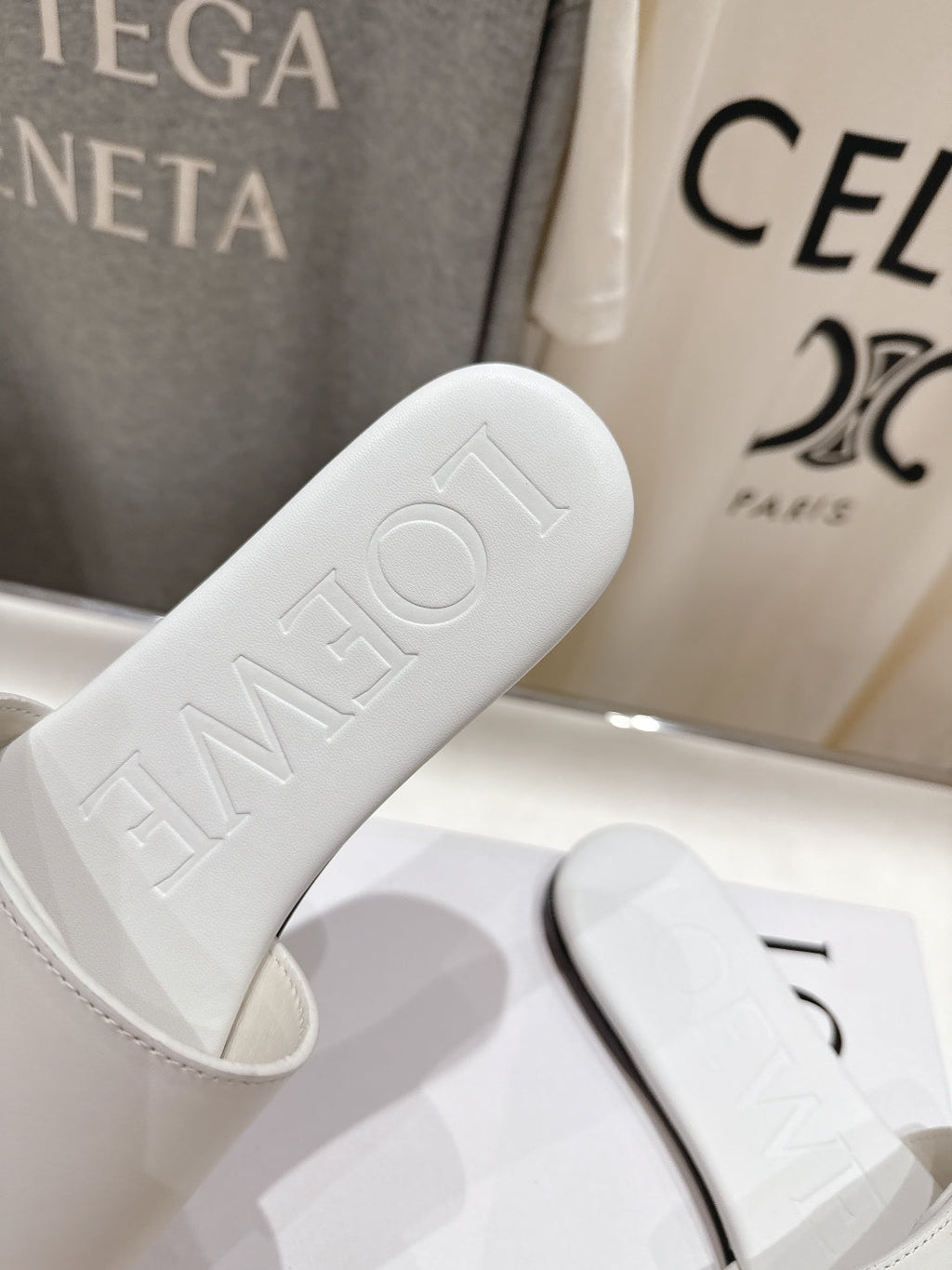 Loewe 25 Pebble Slide White Calfskin