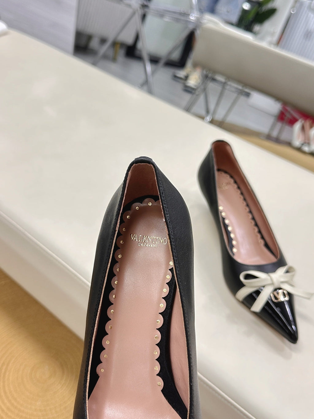 Bepointy Pump Bow In Black Cowhide And Patent Leather Pale Pink Sheepskin Linning 304254