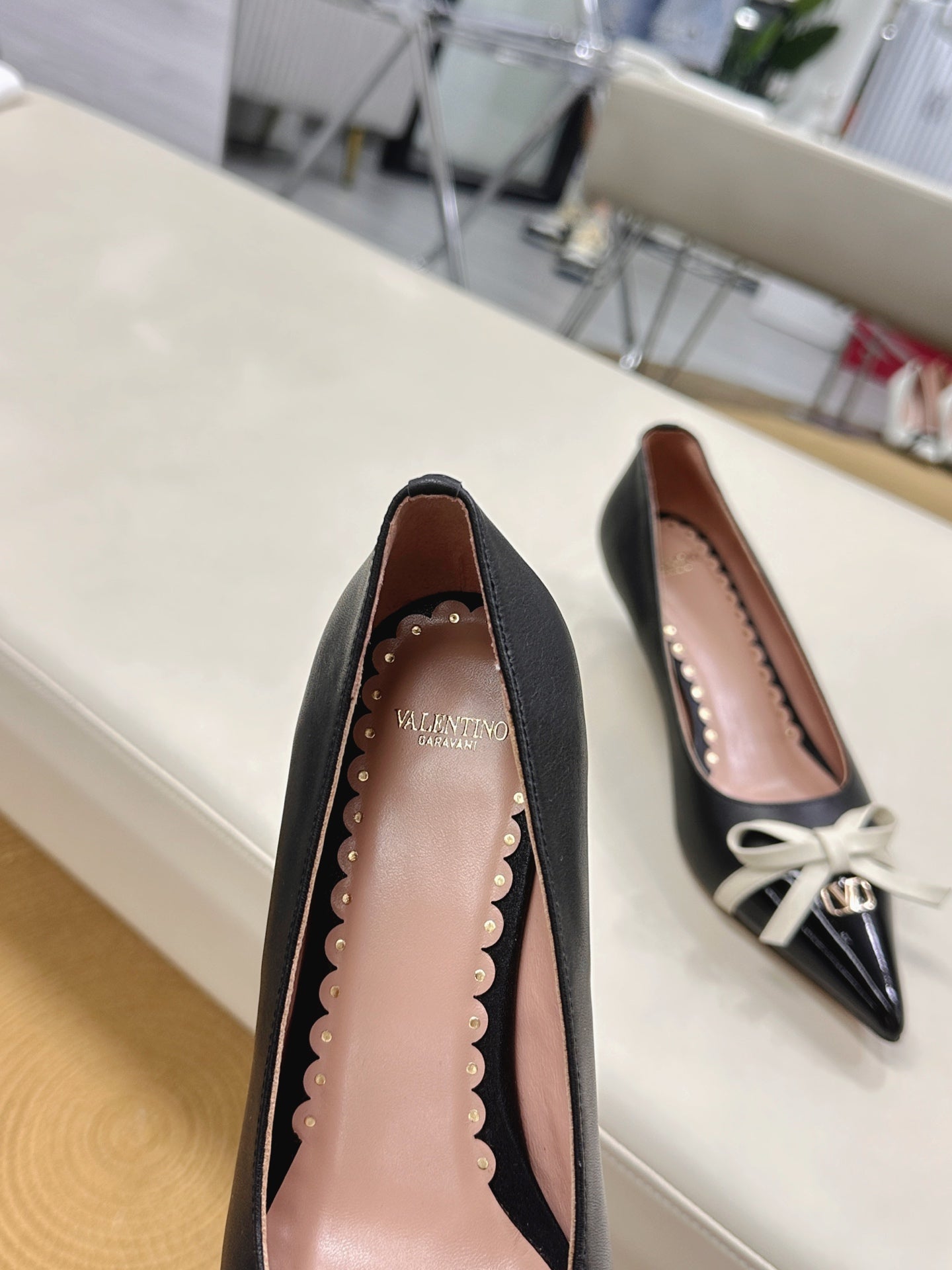 Bepointy Pump Bow In Black Cowhide And Patent Leather Pale Pink Sheepskin Linning 304254