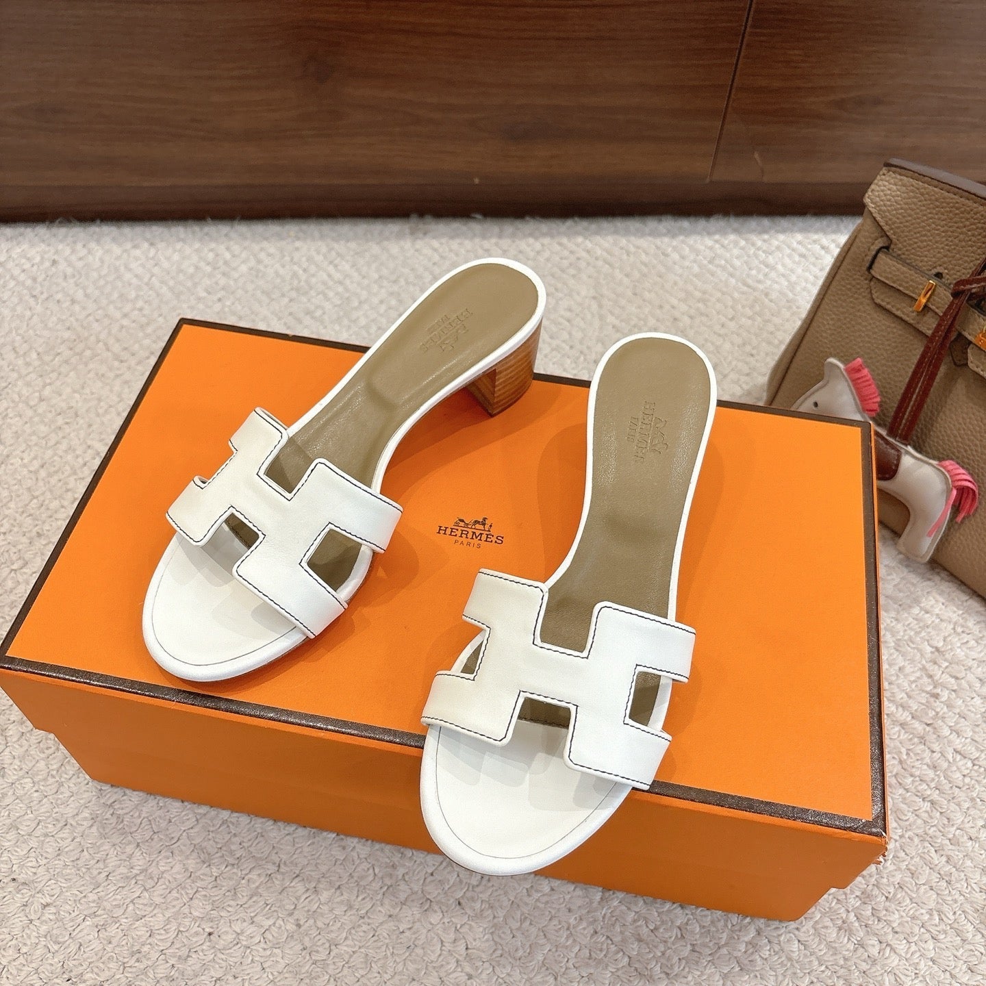 HM Oasis Sandals White Mix Khaki Brown Chisel Pattern Cowhide 544090