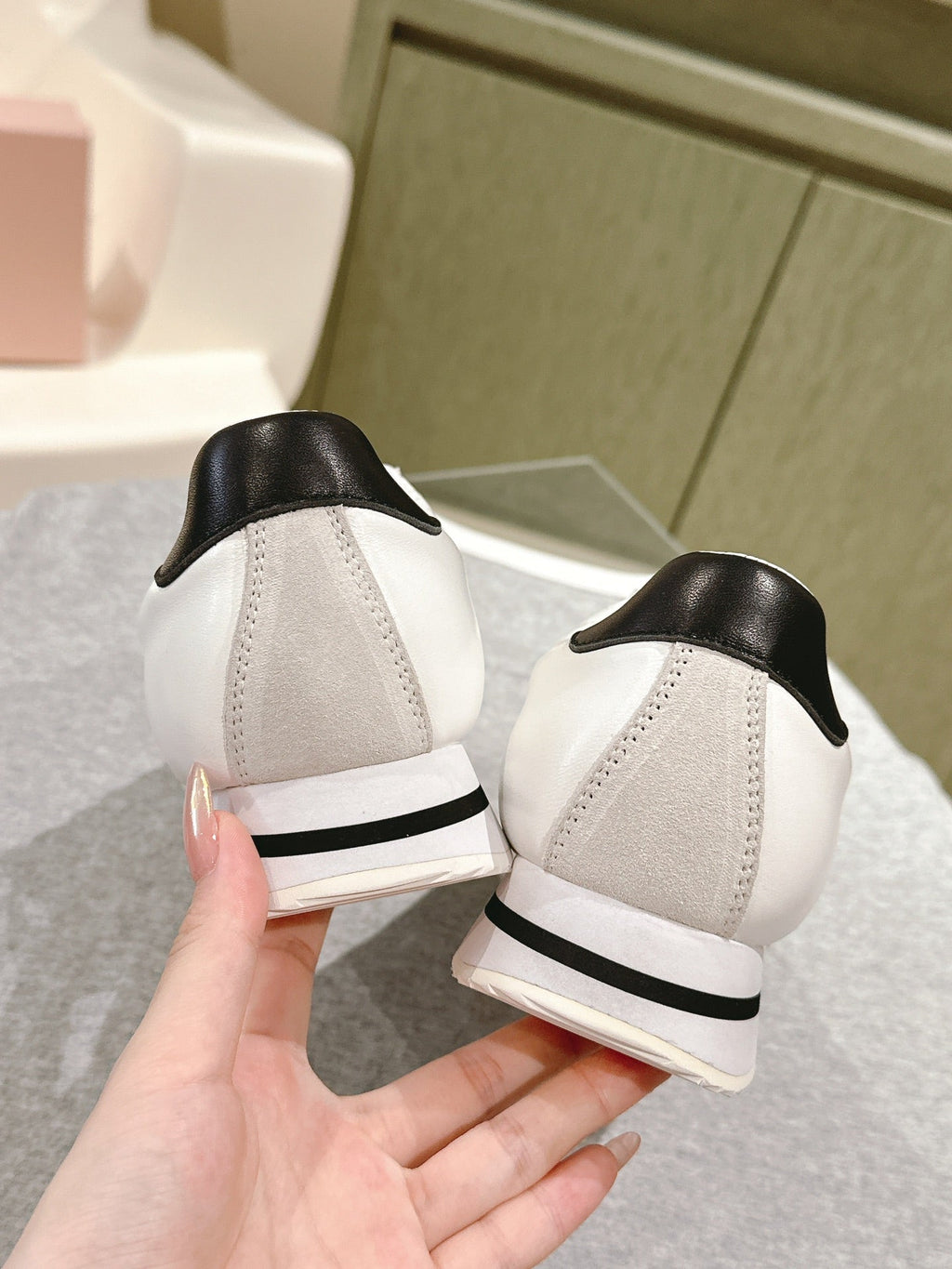 Miu Low-top Pointed Toe Sneakers White Cowhide Suede 445541