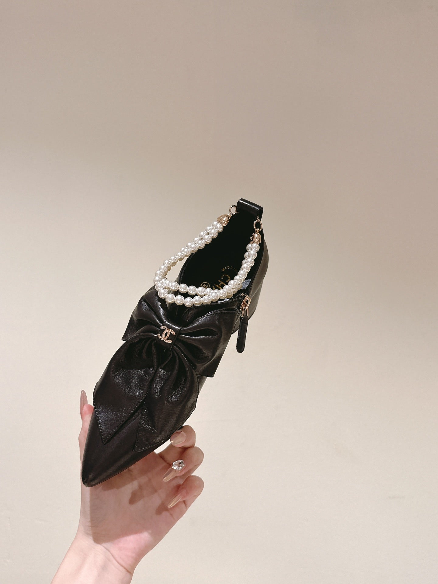 CC 24A Pearl Bow Slingbacks 65mm Black Sheepskin 447465